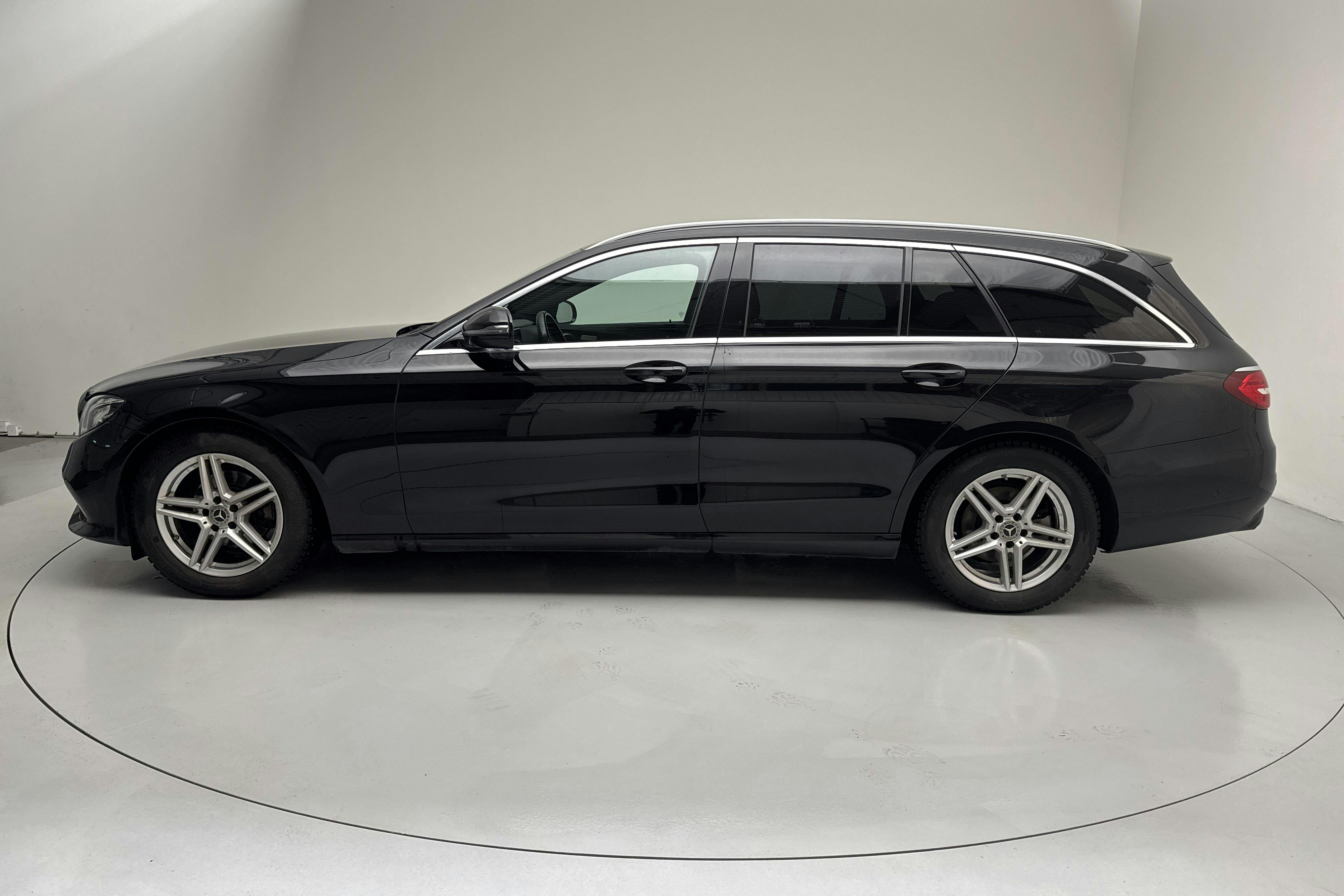 Præsentationsfoto 2 af 14: Mercedes E 200 d Kombi S213 (160hk) - 185 920 kilometer - Salgsautomat - Sort - 2020