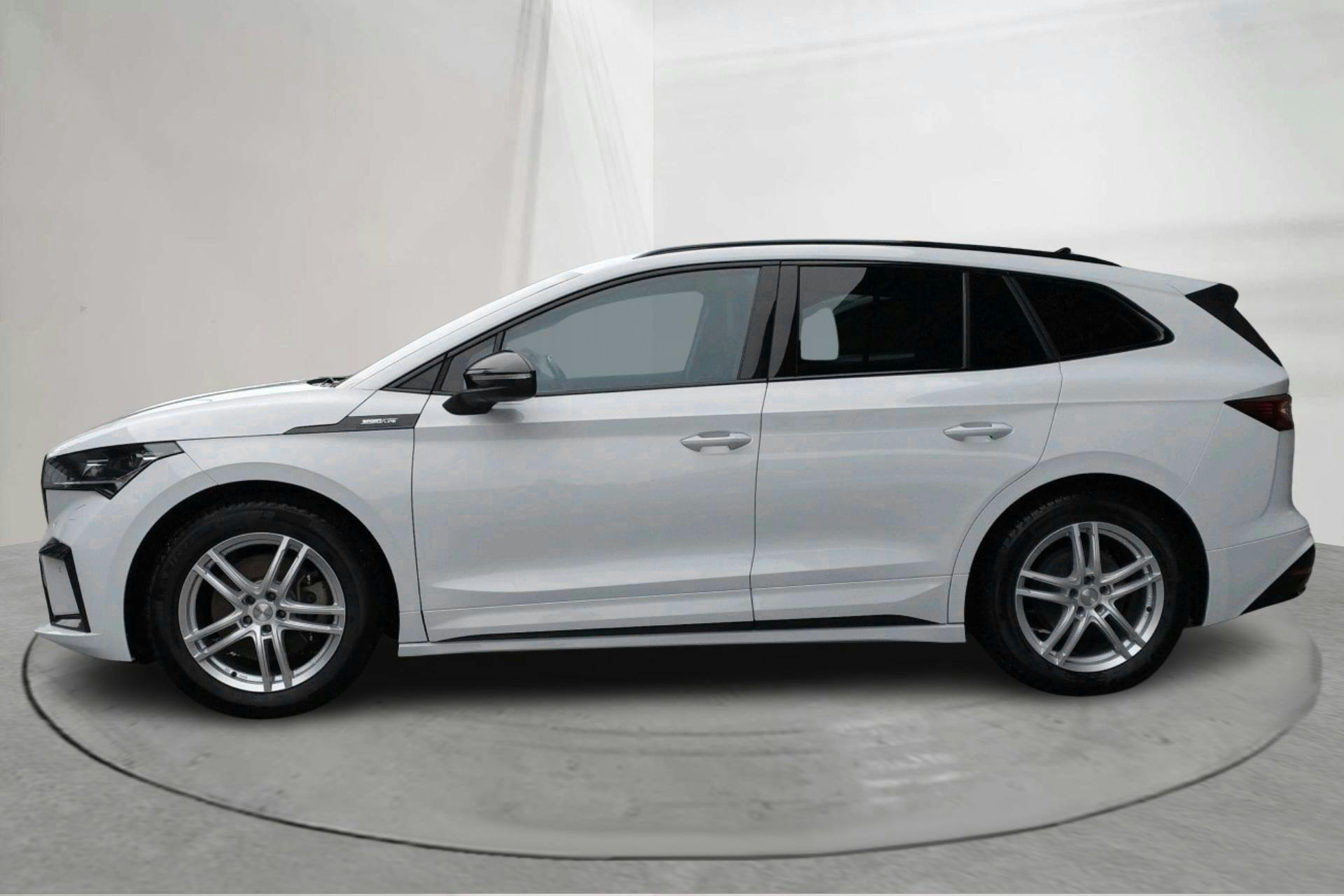 Præsentationsfoto 2 af 18: Skoda Enyaq iV 80x (265hk) - 121 100 kilometer - Salgsautomat - Hvid - 2023