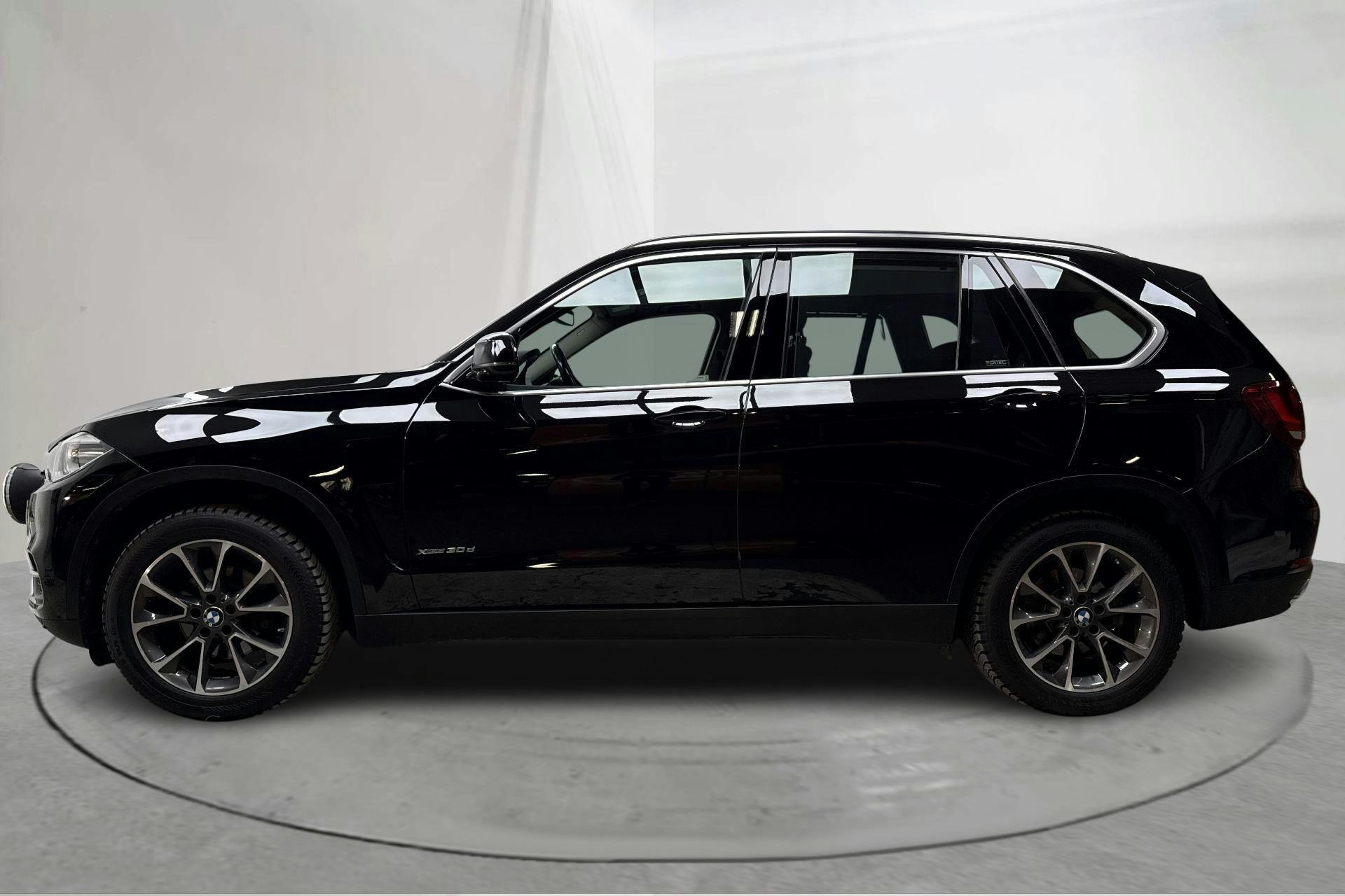 Presentationsfoto 2 av 16: BMW X5 xDrive30d, F15 (258hk) - 23 165 mil - Automat - svart - 2017