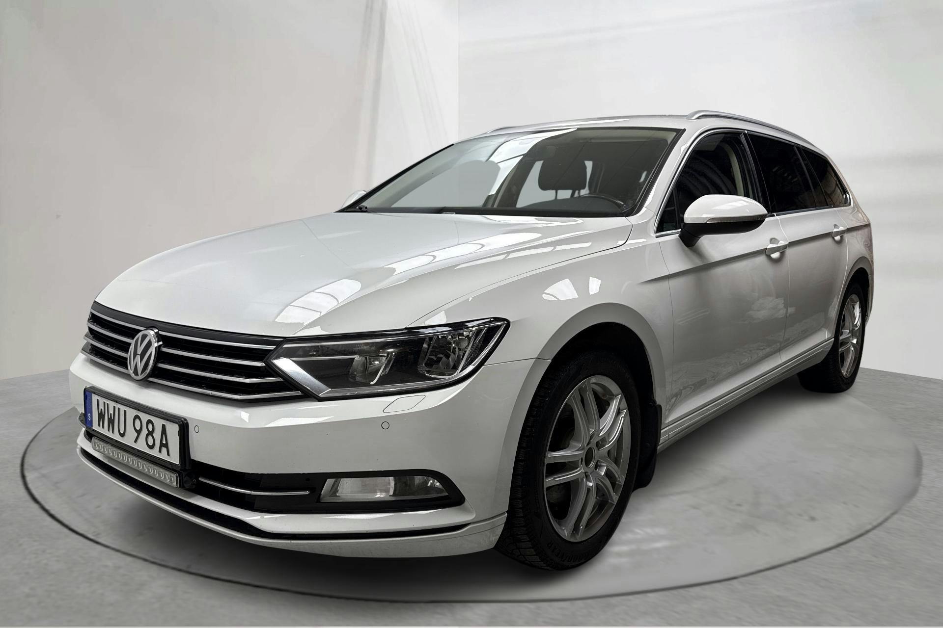 Presentationsfoto 1 av 17: VW Passat 2.0 TDI Sportscombi (150hk) - 17 950 mil - Automat - vit - 2019