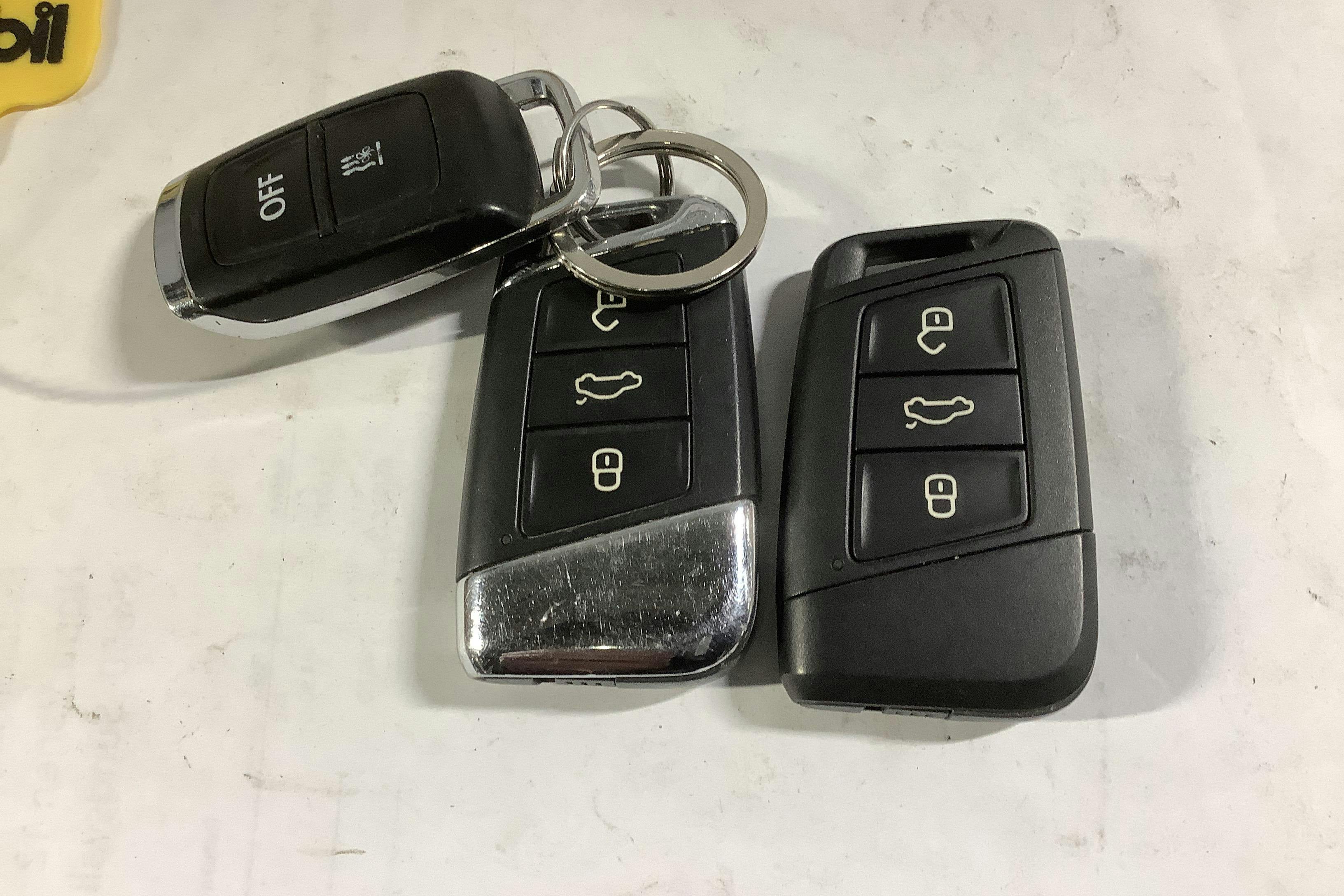 Presentationsfoto 17 av 17: VW Passat 2.0 TDI Sportscombi (150hk) - 17 950 mil - Automat - vit - 2019