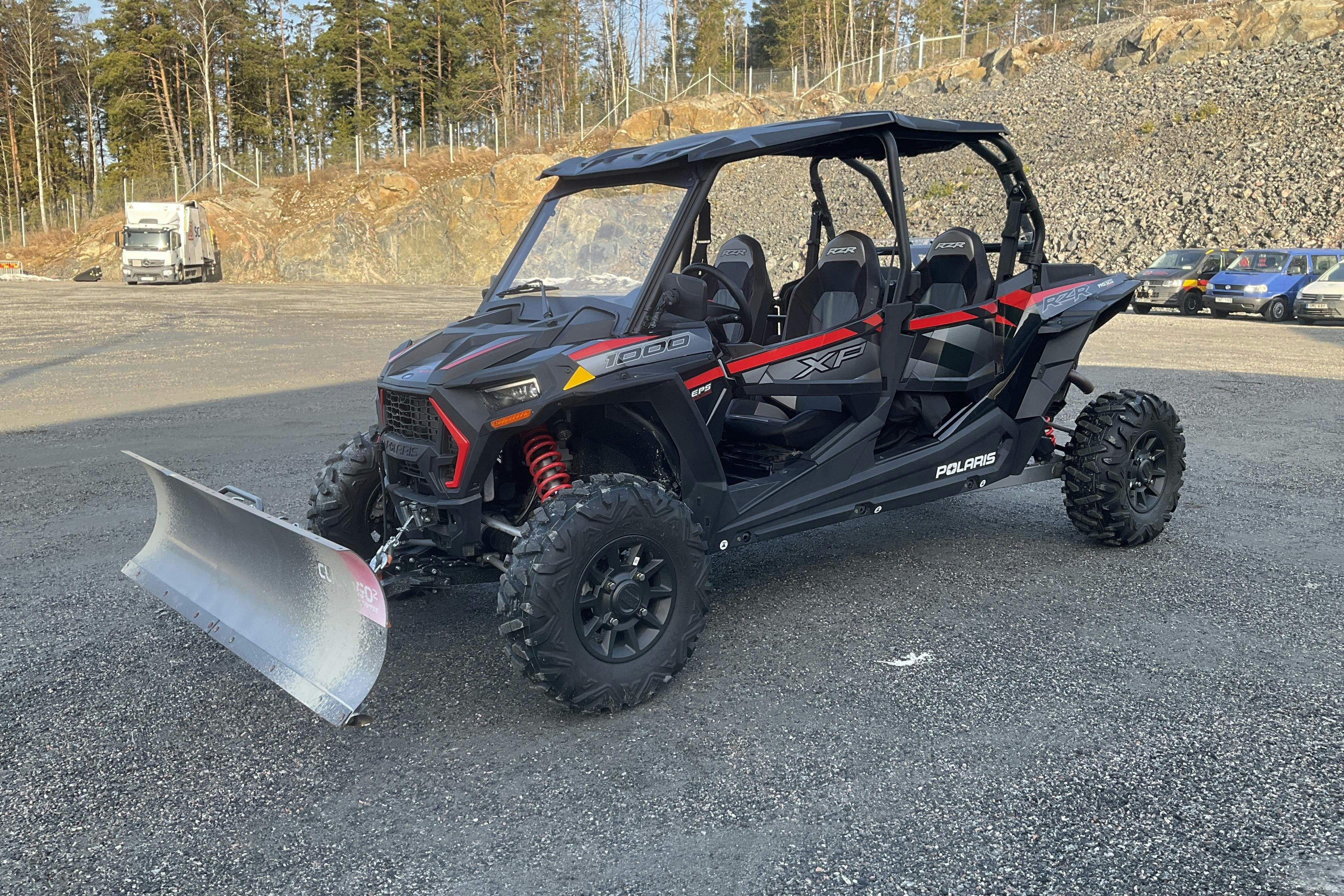 Presentationsfoto 1 av 24: POLARIS RZR XP 4 1000 EPS T1B Black Pearl UTV med plog - 59 mil - Automat - svart - 2019