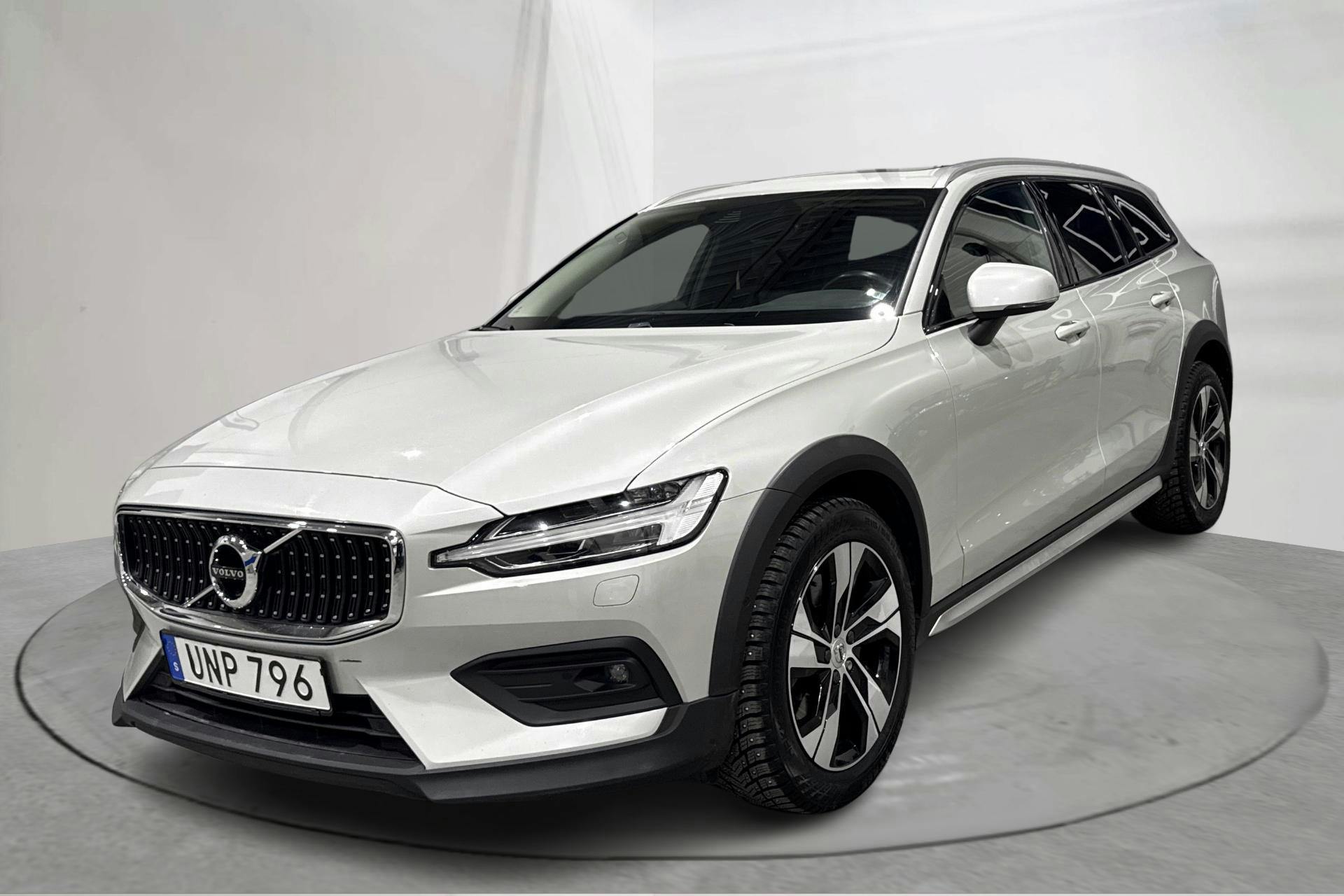 Presentation photo 1 of 18: Volvo V60 B4 Cross Country AWD Mildhybrid, Diesel (197hk) - 132 570 km - Automatic - white - 2022