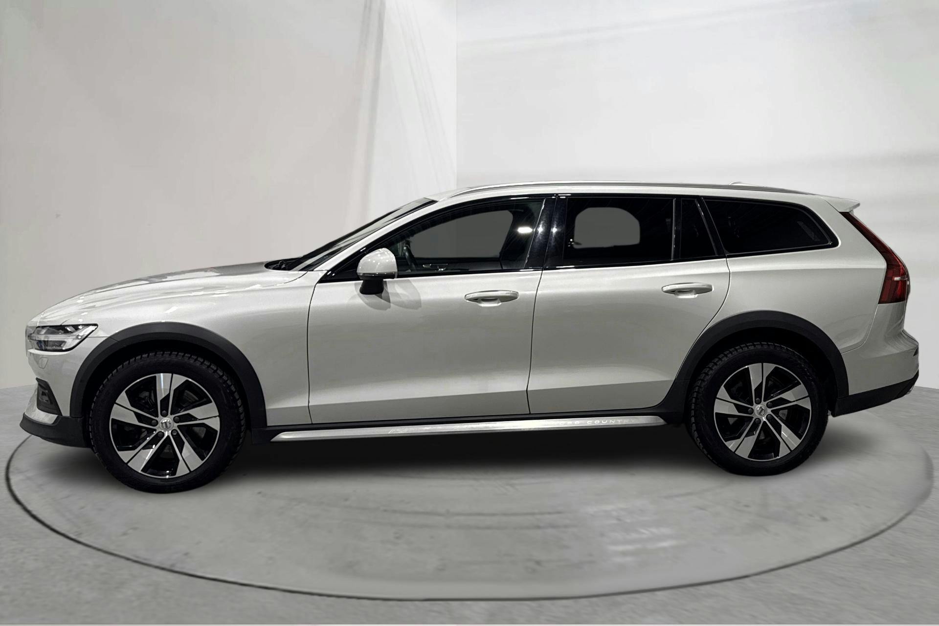 Presentation photo 2 of 18: Volvo V60 B4 Cross Country AWD Mildhybrid, Diesel (197hk) - 132 570 km - Automatic - white - 2022