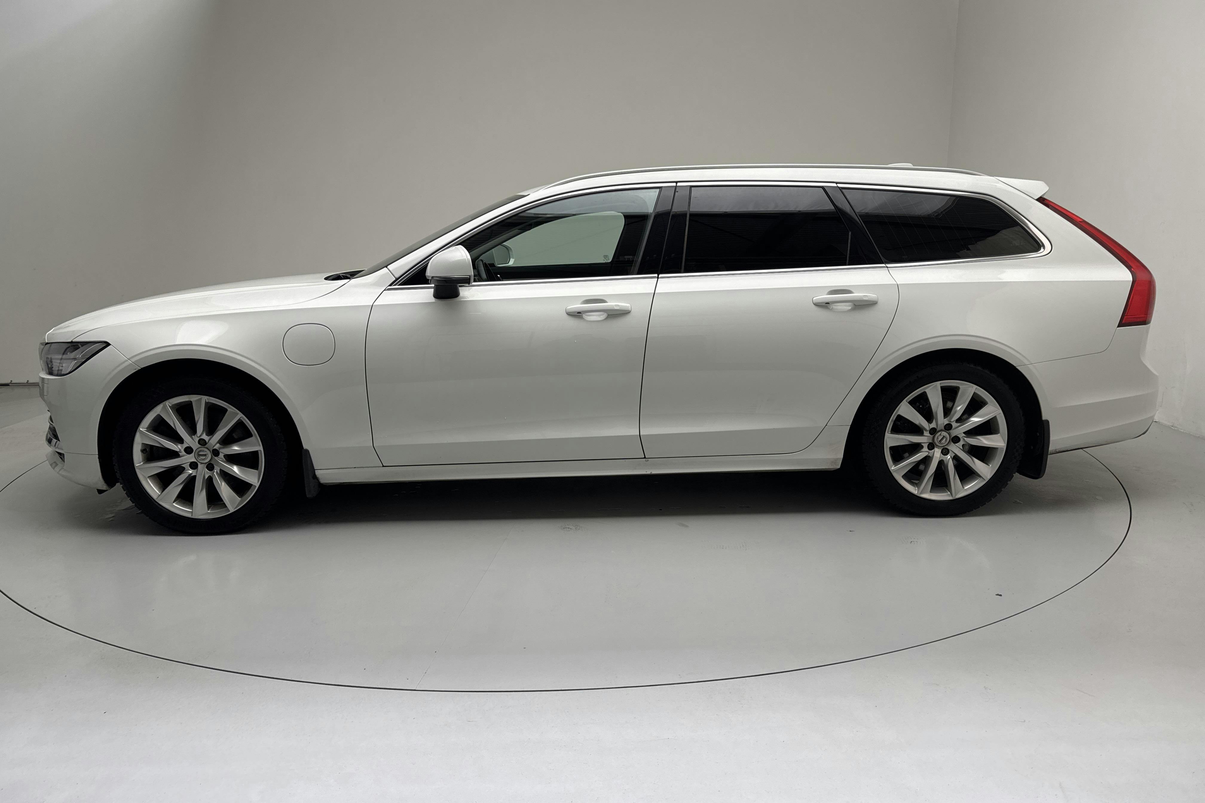 Presentationsfoto 2 av 18: Volvo V90 T8 AWD Twin Engine (390hk) - 16 938 mil - Automat - vit - 2020