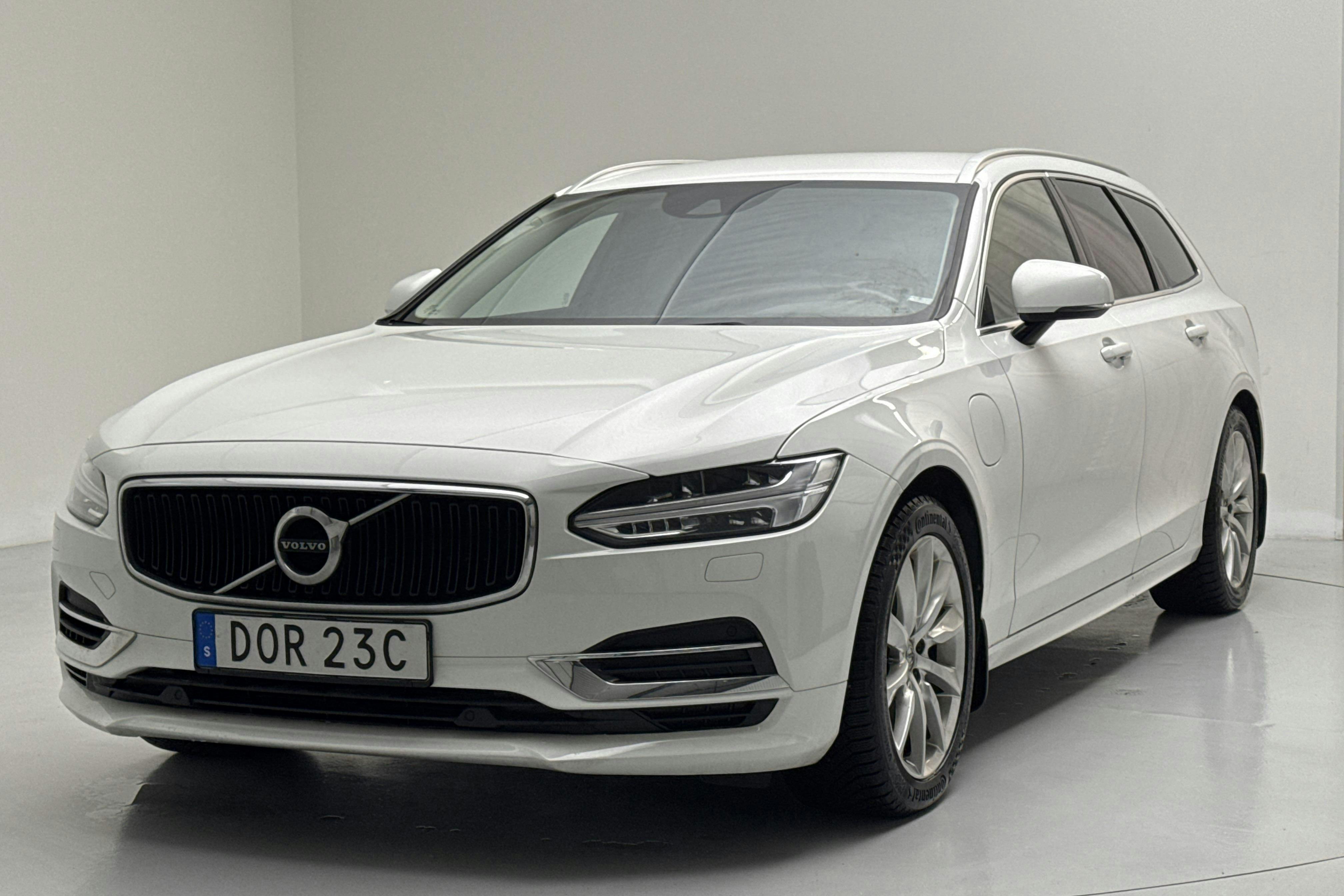 Presentationsfoto 1 av 18: Volvo V90 T8 AWD Twin Engine (390hk) - 16 938 mil - Automat - vit - 2020