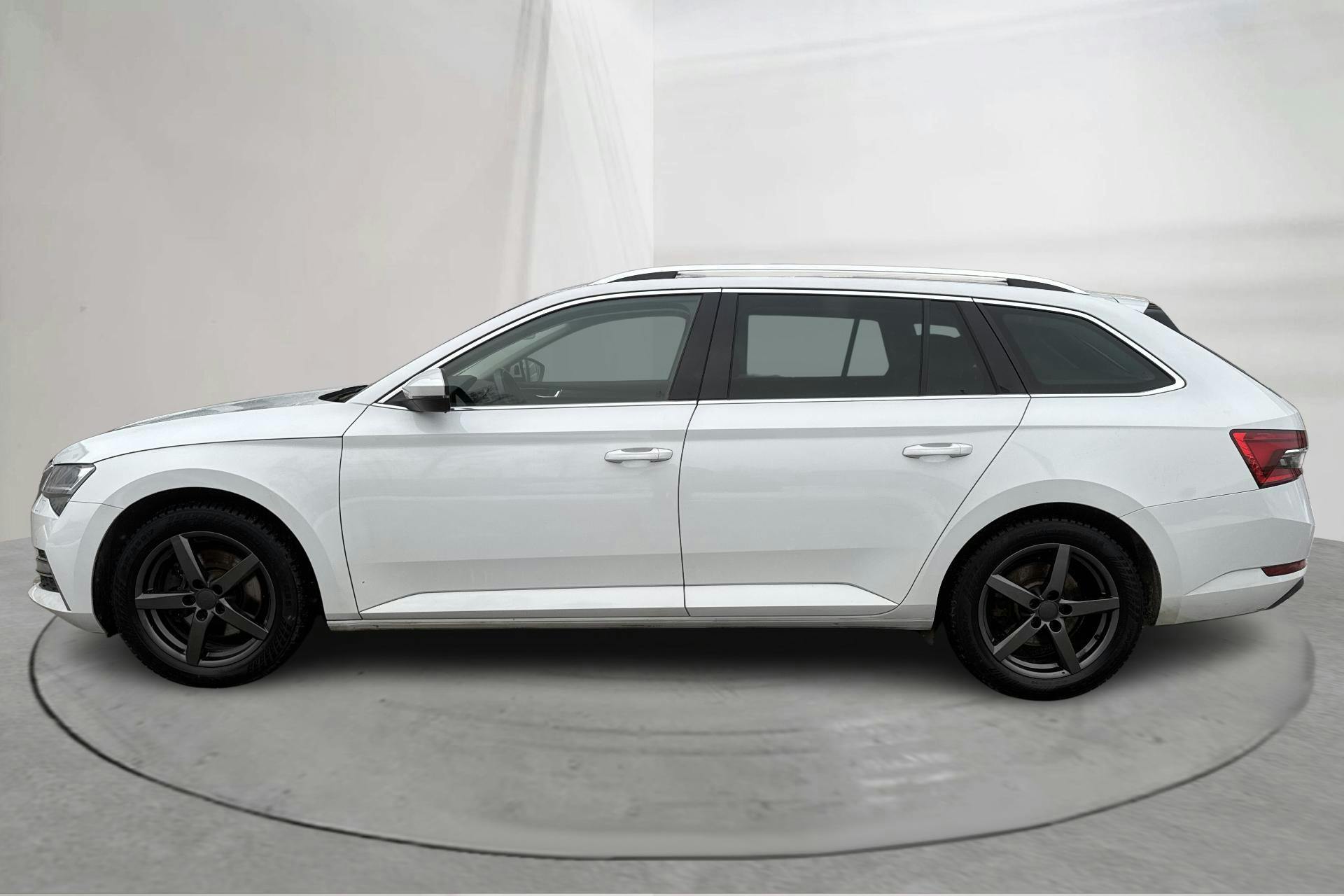 Presentationsfoto 2 av 17: Skoda Superb 1.4 TSI PHEV Kombi (218hk) - 8 167 mil - Automat - vit - 2023