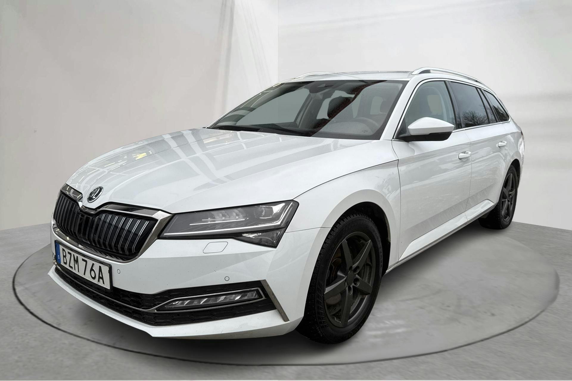 Presentationsfoto 1 av 17: Skoda Superb 1.4 TSI PHEV Kombi (218hk) - 8 167 mil - Automat - vit - 2023