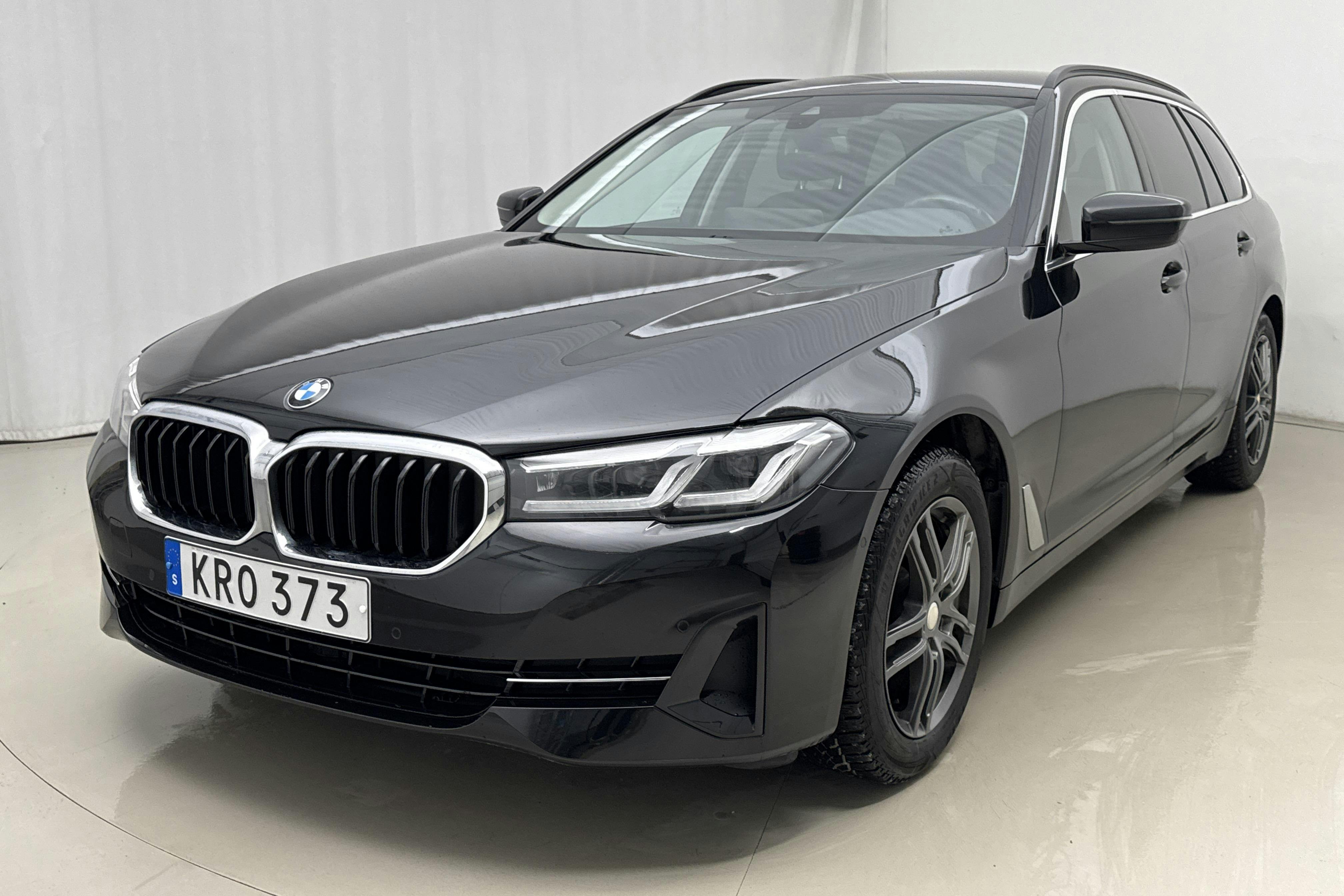 Presentationsfoto 1 av 19: BMW 520d xDrive Touring, G31 LCI (190hk+11hk) - 11 872 mil - Automat - svart - 2024
