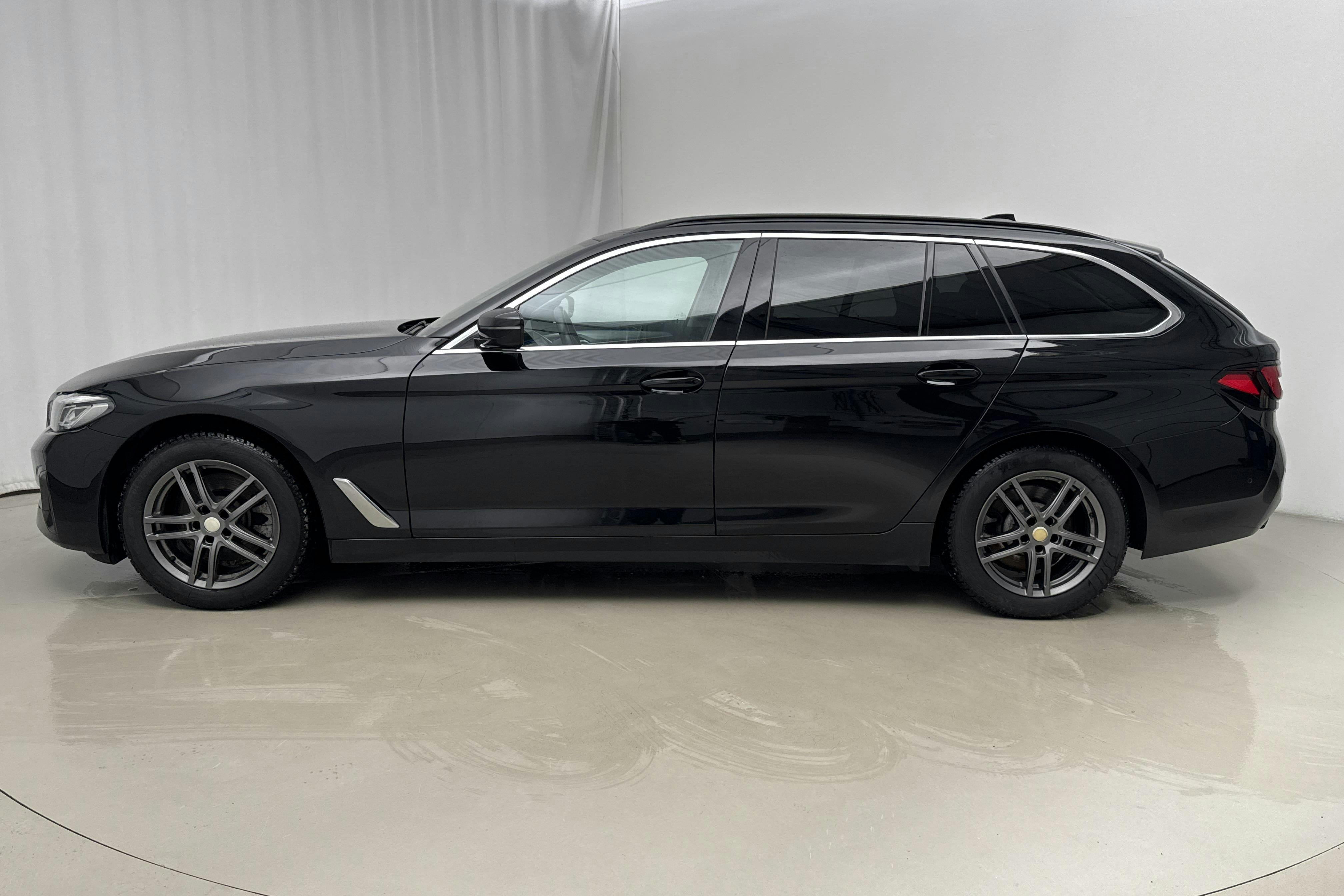 Presentationsfoto 2 av 19: BMW 520d xDrive Touring, G31 LCI (190hk+11hk) - 11 872 mil - Automat - svart - 2024