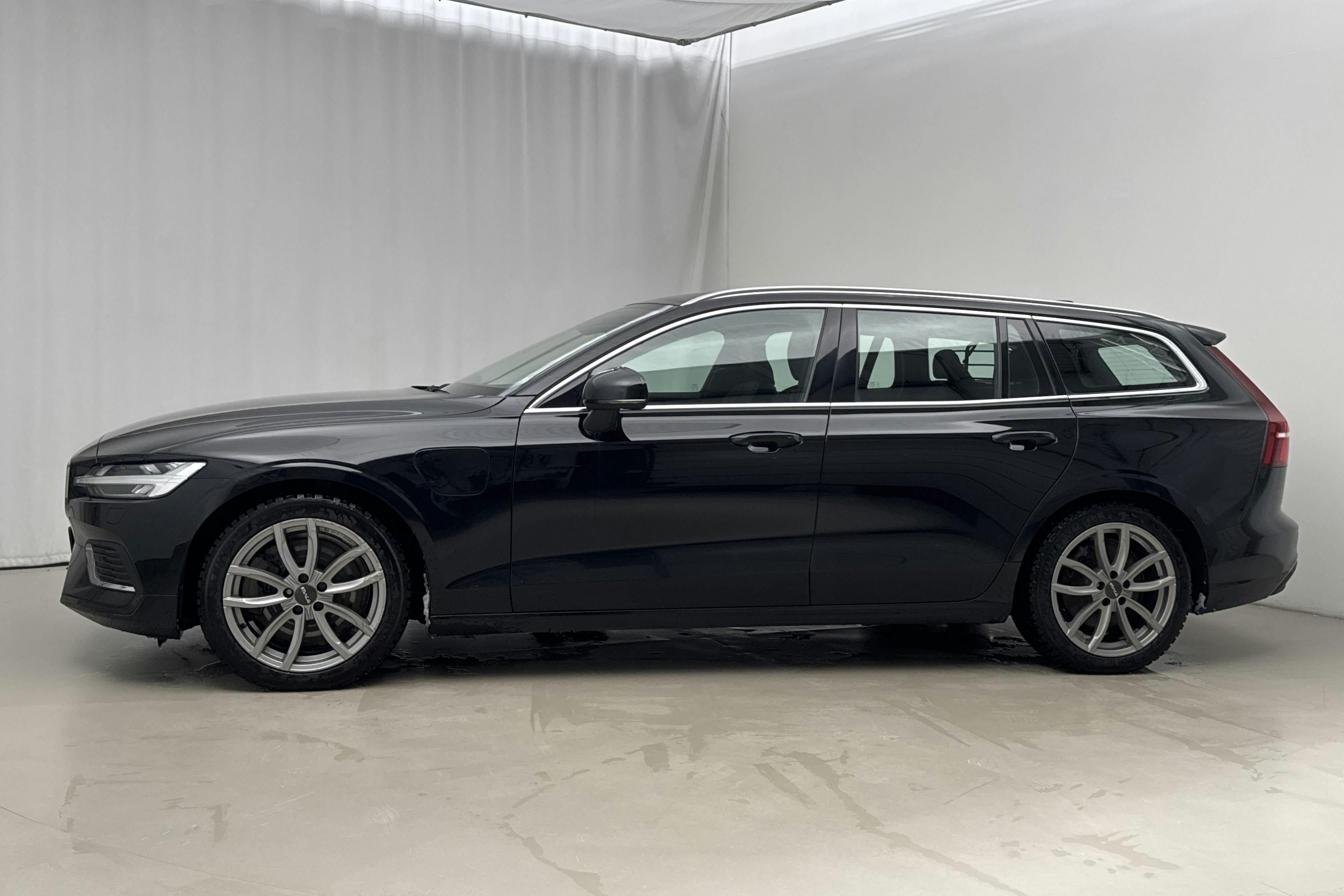 Präsentationsfoto 2 von 26: Volvo V60 T6 AWD Recharge (350hk) - 127 060 Kilometer - Verkaufsautomat - Schwarz - 2023