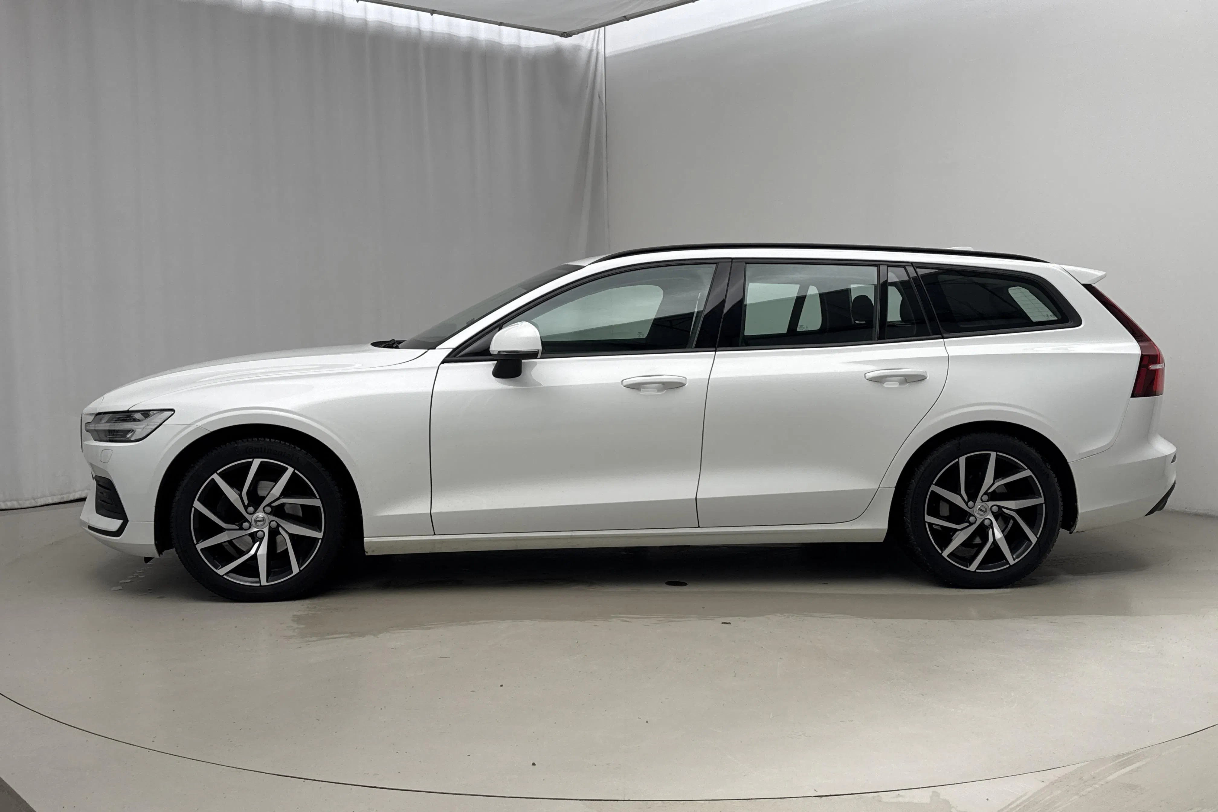 Presentationsfoto 2 av 16: Volvo V60 D4 AWD (190hk) - 11 726 mil - Automat - vit - 2020