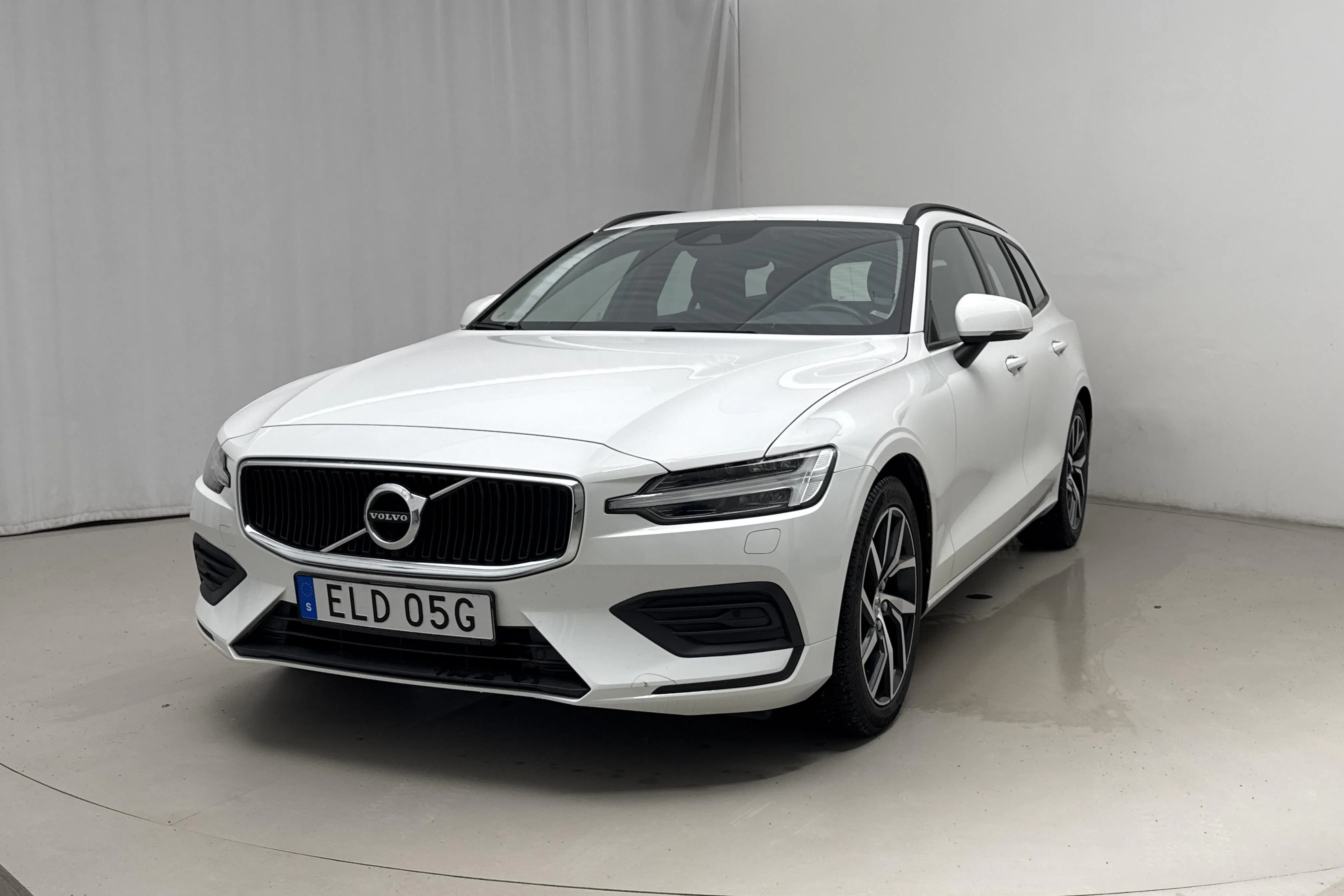 Presentationsfoto 1 av 16: Volvo V60 D4 AWD (190hk) - 11 726 mil - Automat - vit - 2020