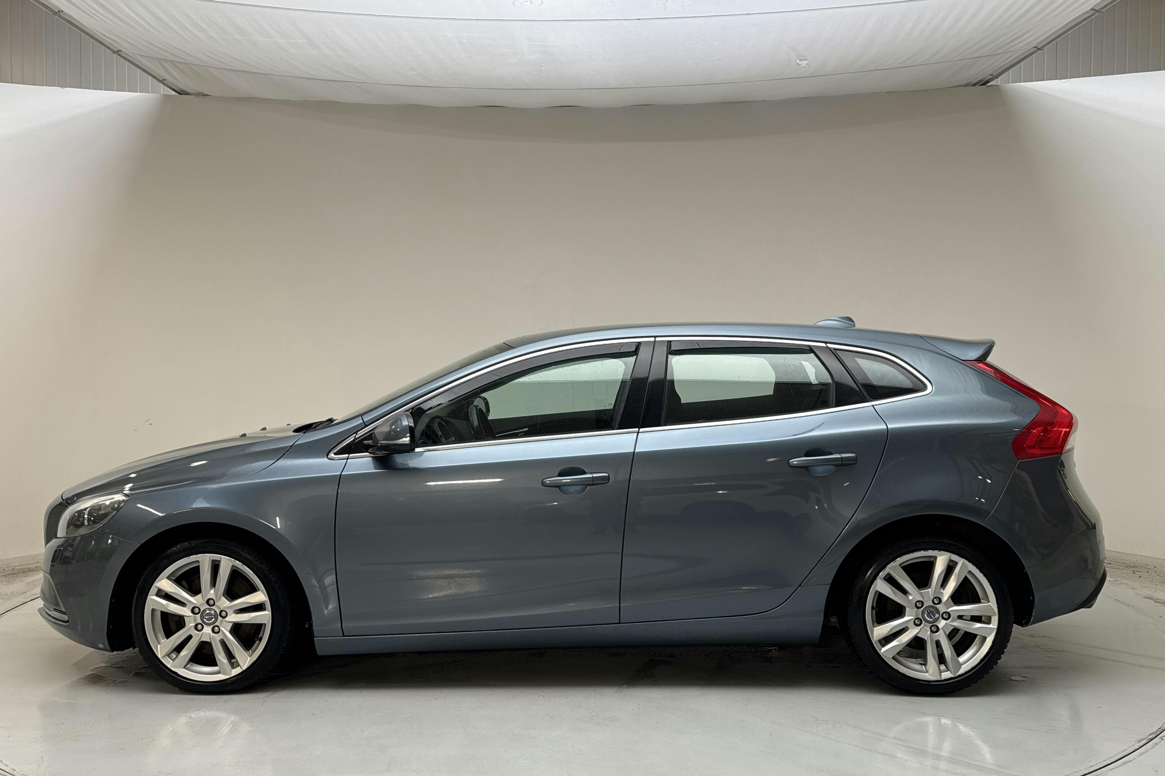 Presentationsfoto 2 av 13: Volvo V40 D3 (150hk) - 20 549 mil - Manuell - blå - 2014