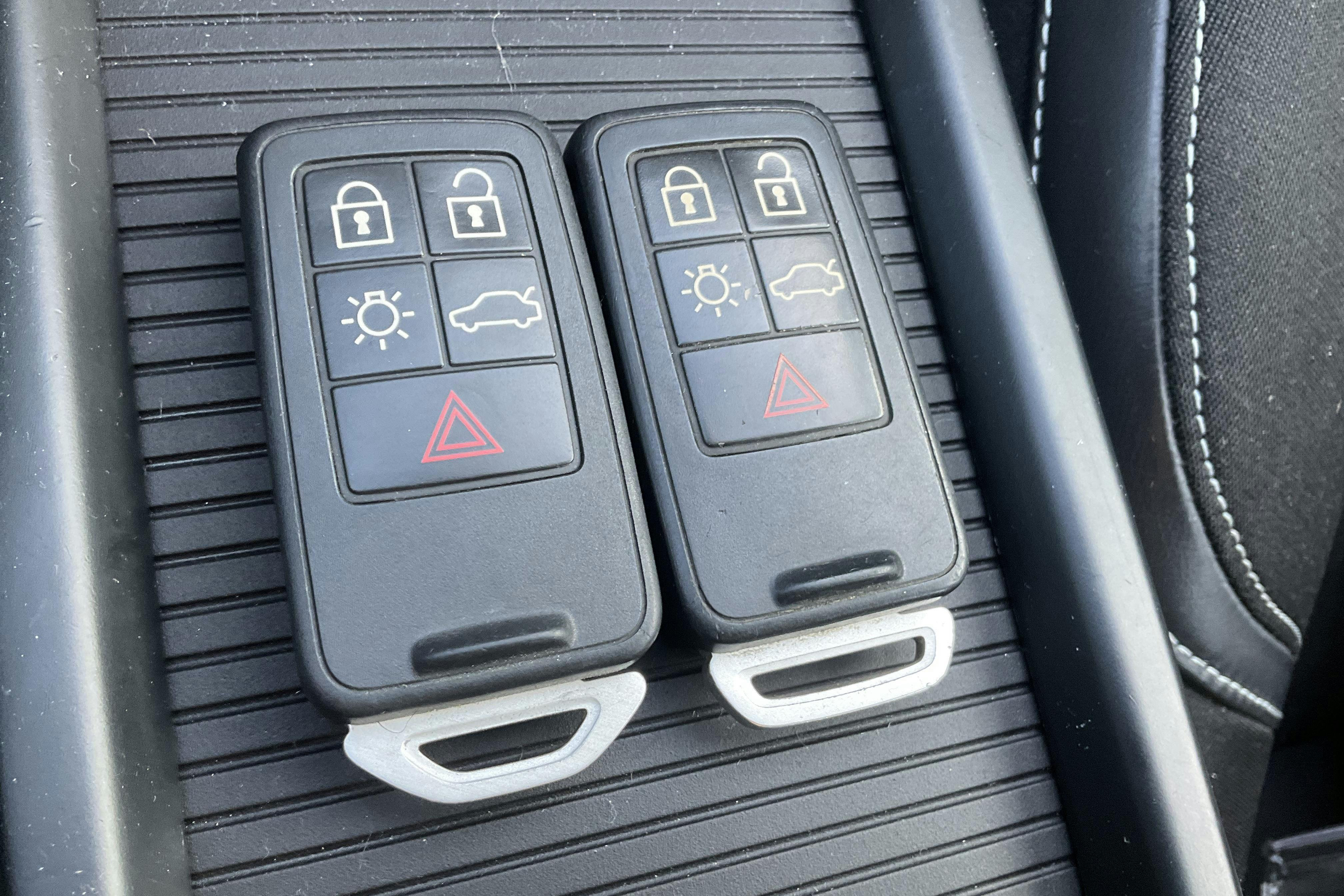 Presentationsfoto 13 av 13: Volvo V40 D3 (150hk) - 20 549 mil - Manuell - blå - 2014