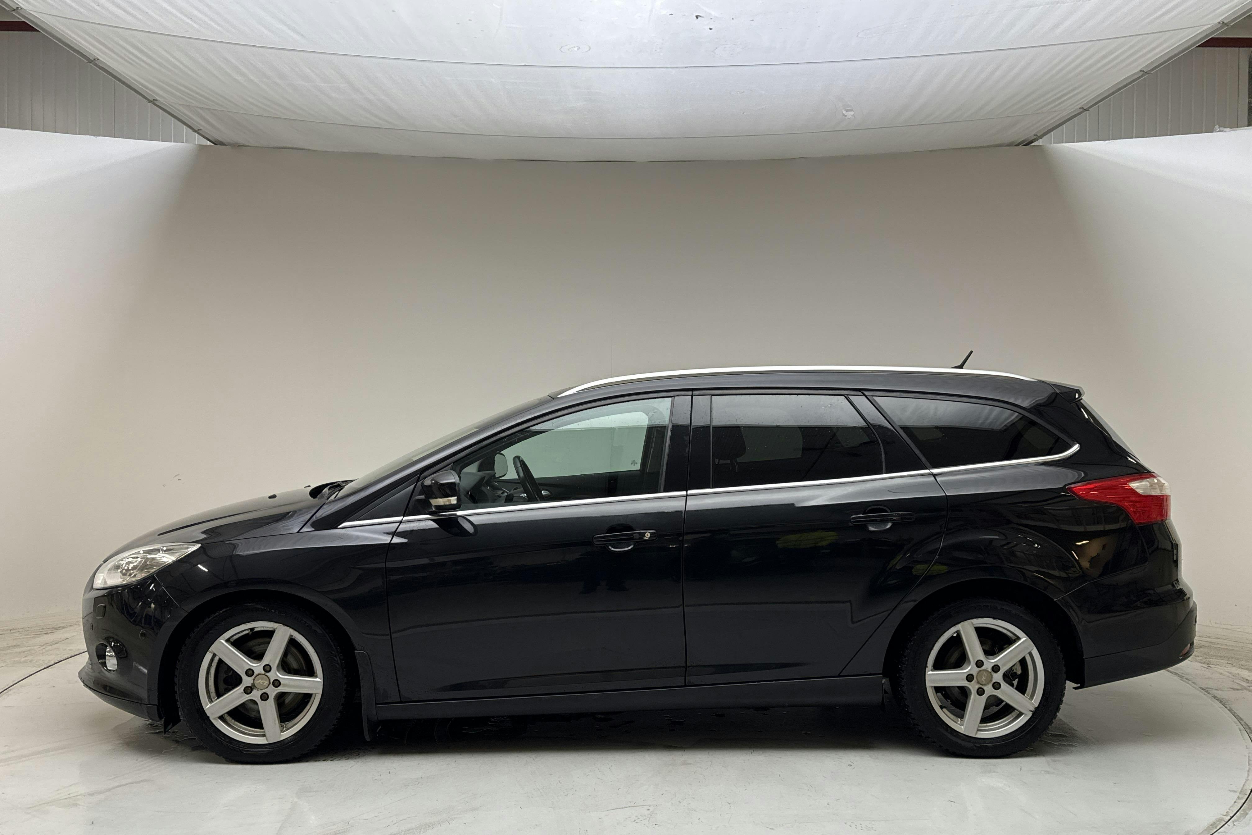 Zdjęcie prezentacyjne 2 z 13: Ford Focus 2.0 TDCi Kombi (163hk) - 224 320 km - Automatyczna - czarny - 2012