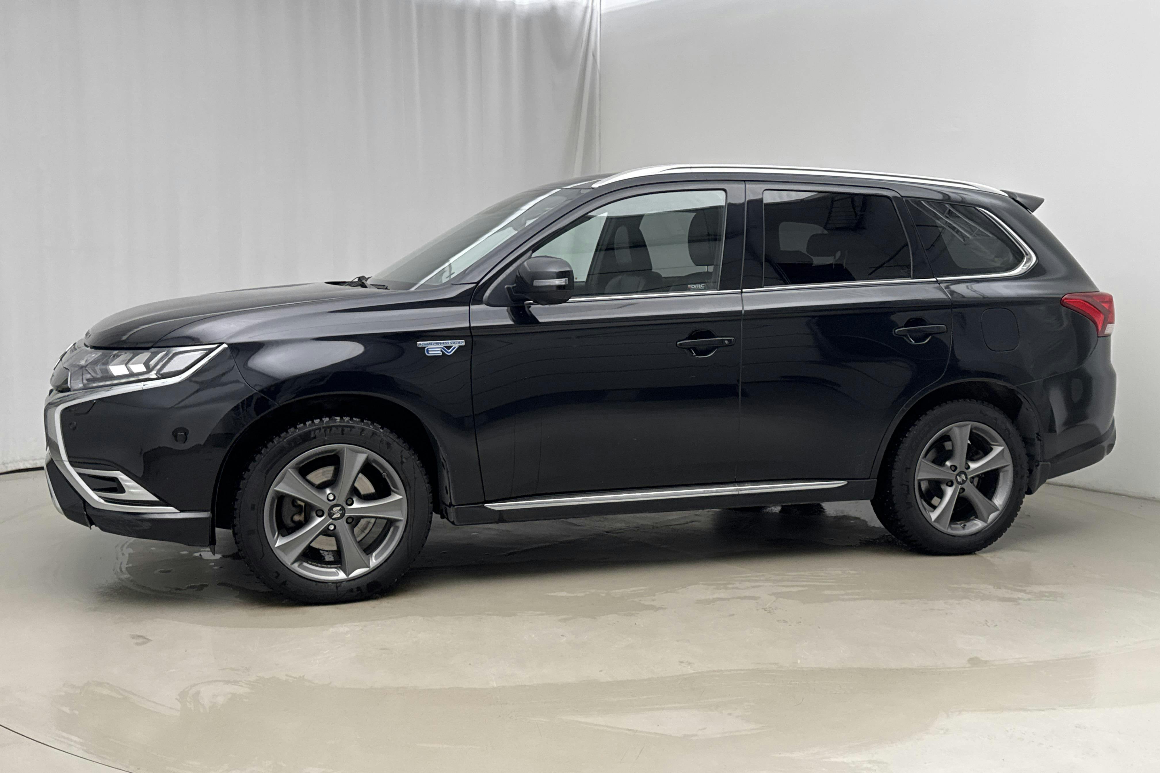Presentationsfoto 2 av 16: Mitsubishi Outlander 2.4 Plug-in Hybrid 4WD (136hk) - 20 431 mil - Automat - svart - 2019
