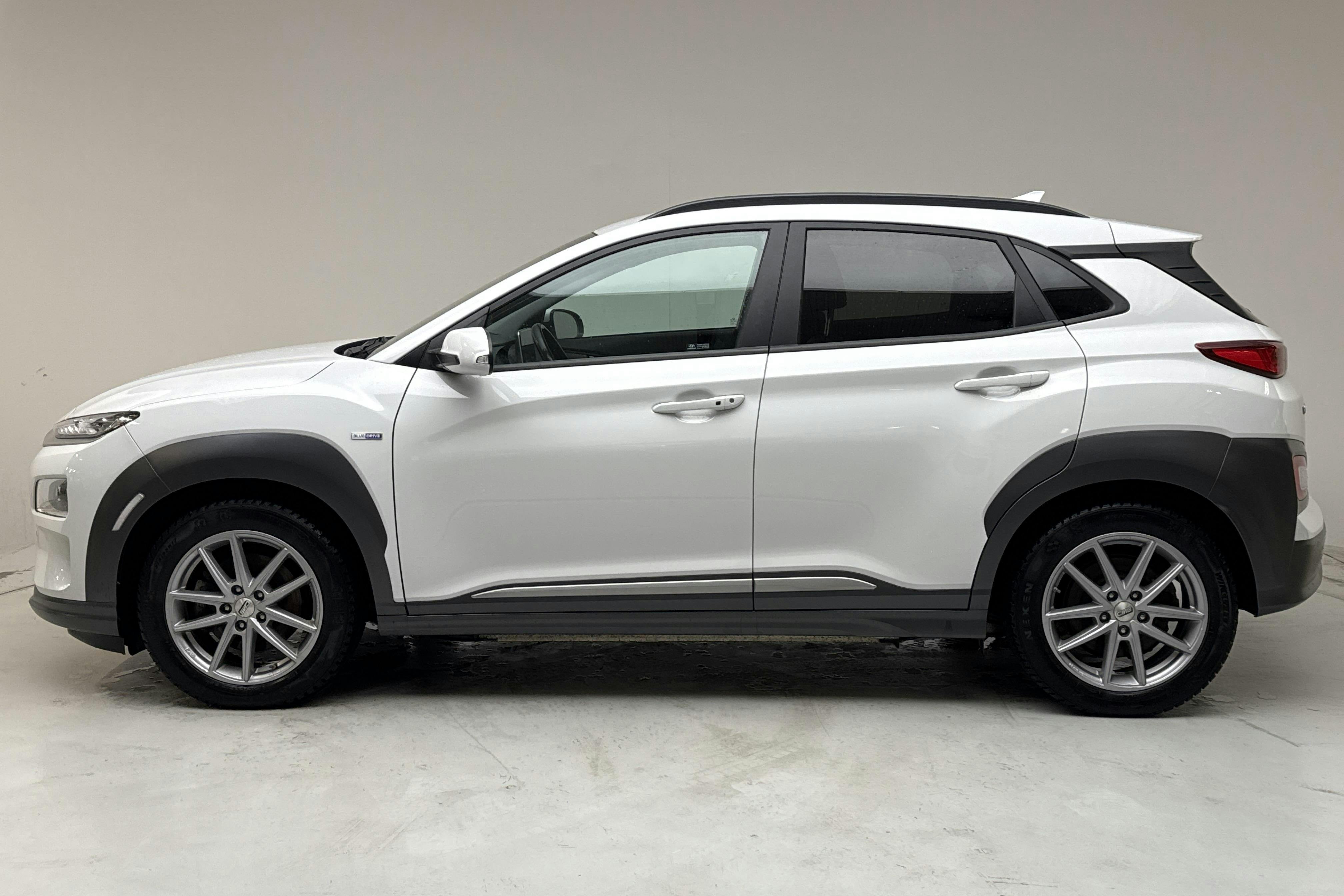Esittelykuva 2 osoitteesta 17: Hyundai Kona Electric Long Range 64kWh (204hk) - 117 690 km - Automaattinen - valkoinen - 2020