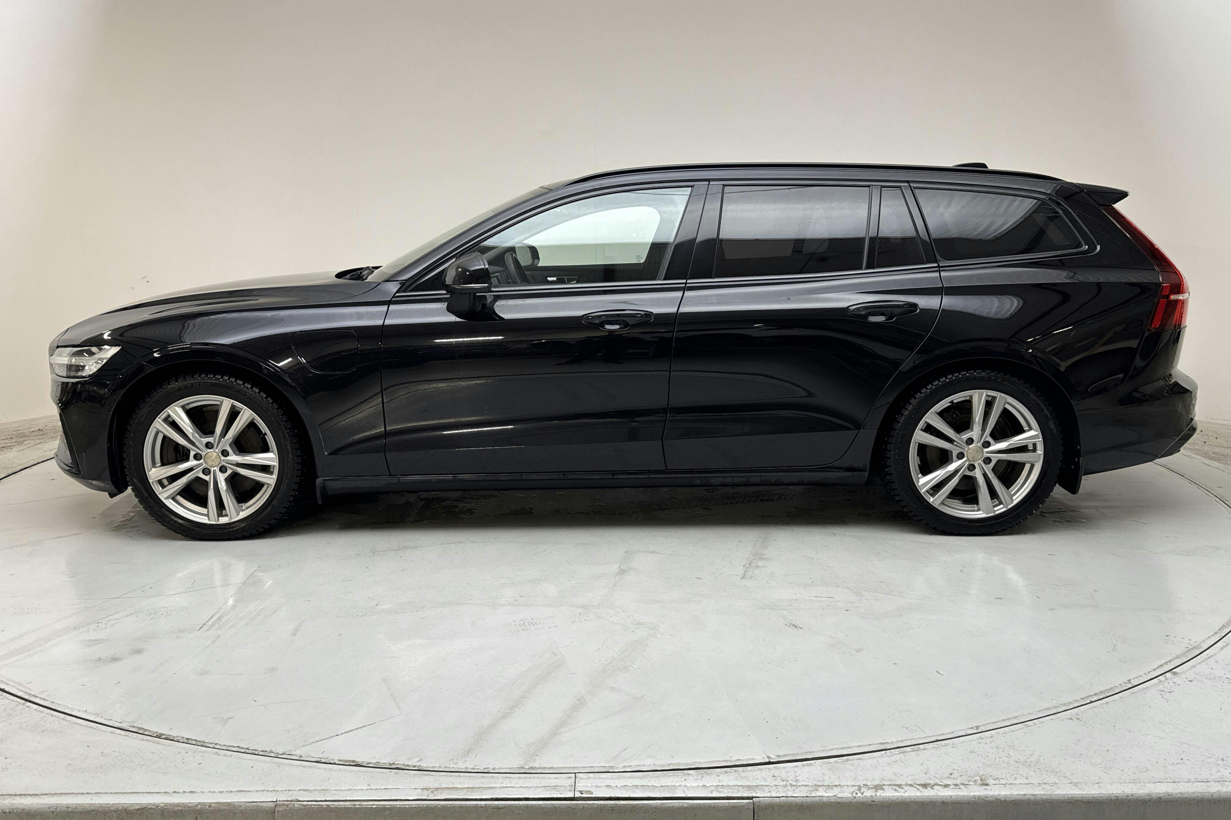 Presentationsfoto 2 av 18: Volvo V60 T6 AWD Recharge (350hk) - 18 391 mil - Automat - svart - 2023