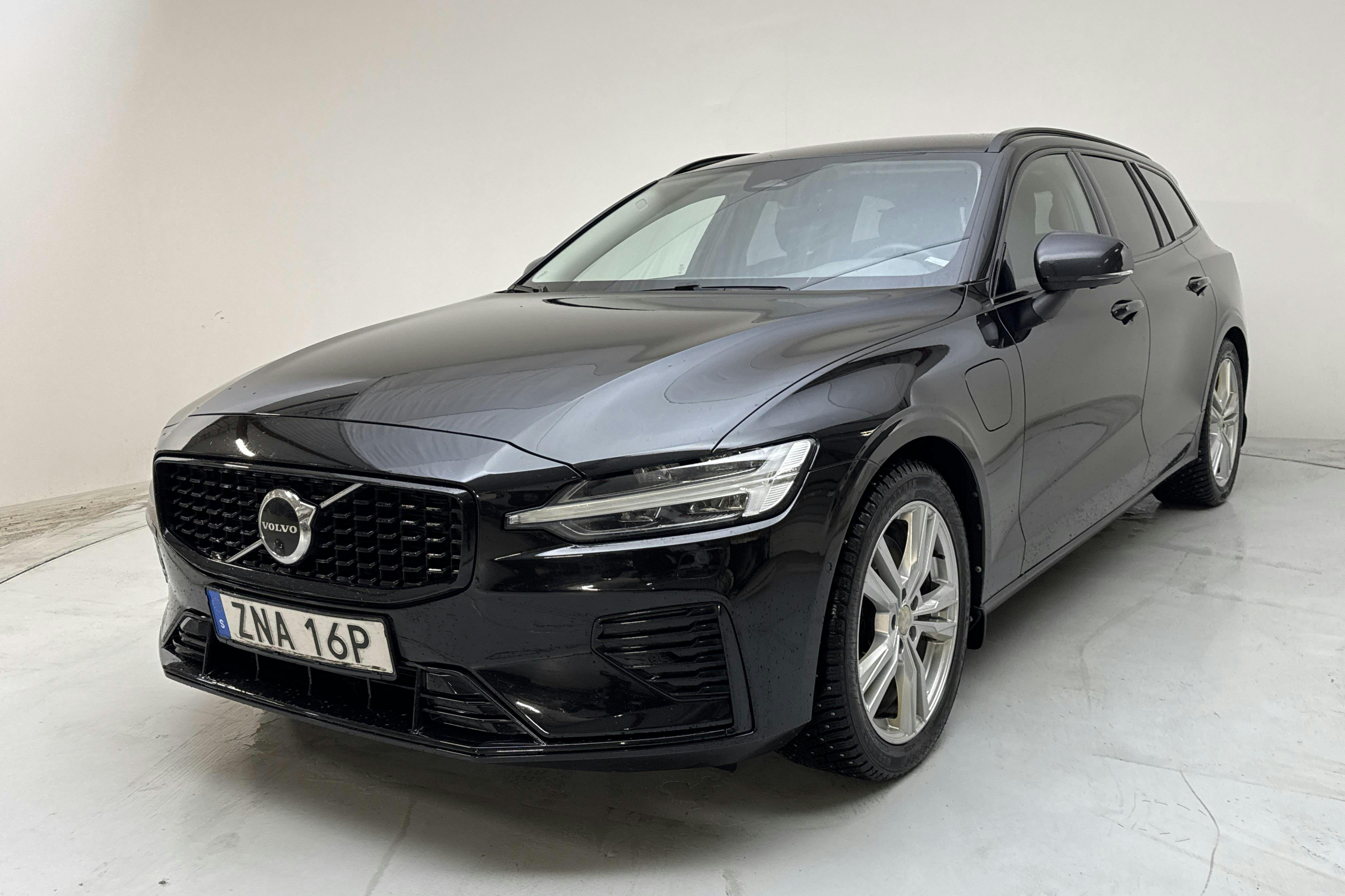 Presentationsfoto 1 av 18: Volvo V60 T6 AWD Recharge (350hk) - 18 391 mil - Automat - svart - 2023