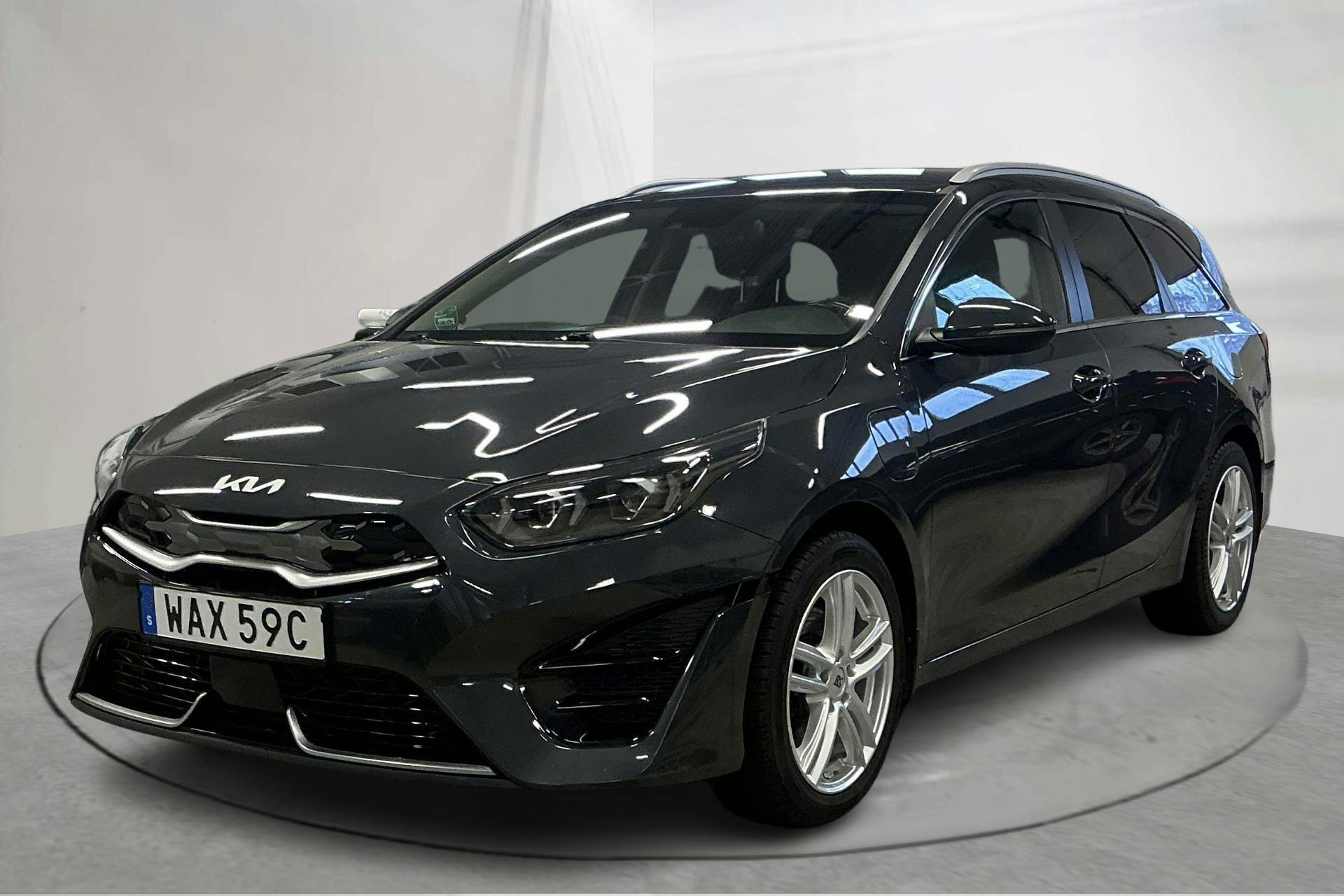 Presentation photo 1 of 18: KIA Ceed 1.6 Plug-in Hybrid SW (141hk) - 64 980 km - Automatic - gray - 2022