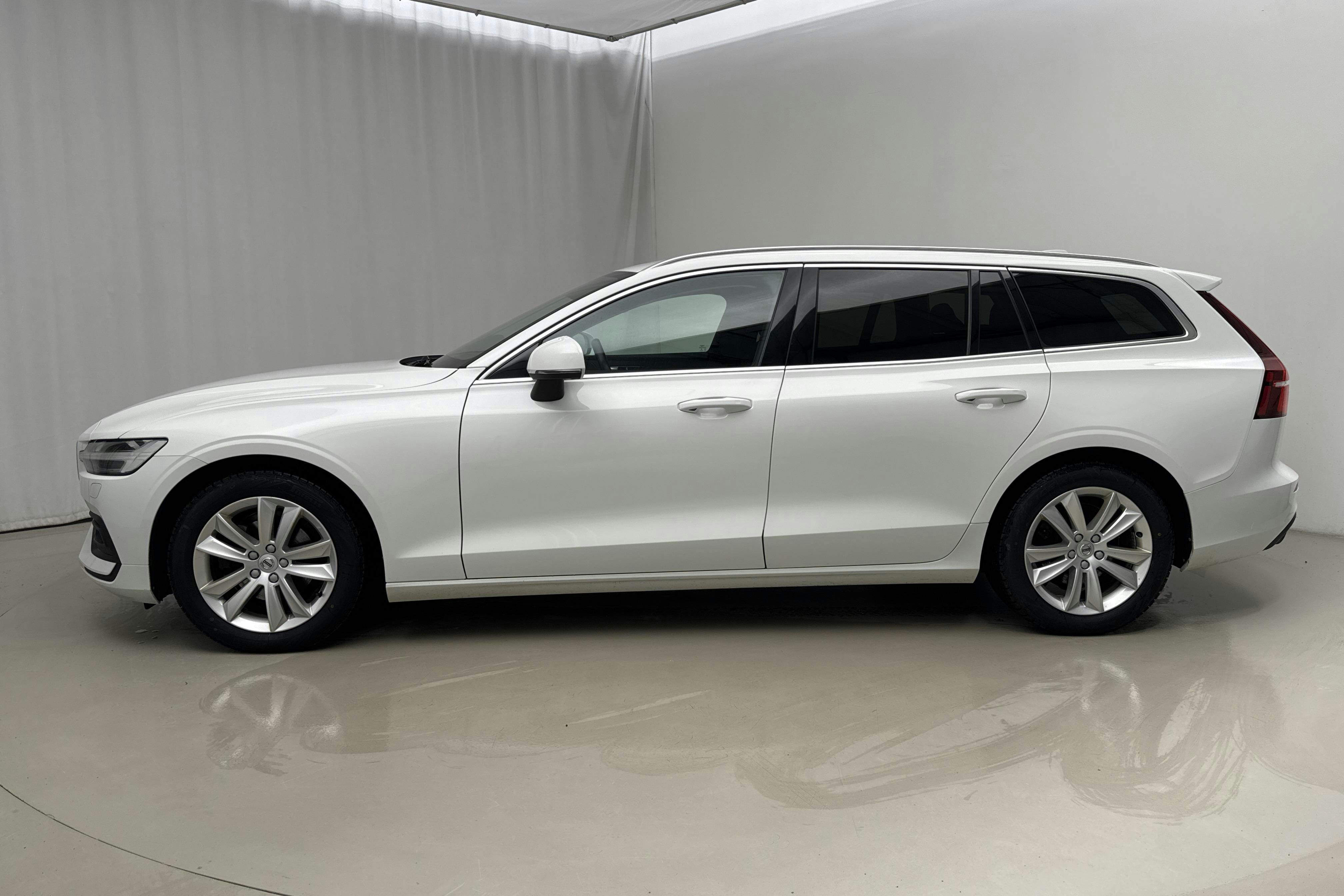 Presentationsfoto 2 av 21: Volvo V60 B4 Mildhybrid, Diesel (197hk) - 15 744 mil - Automat - vit - 2021