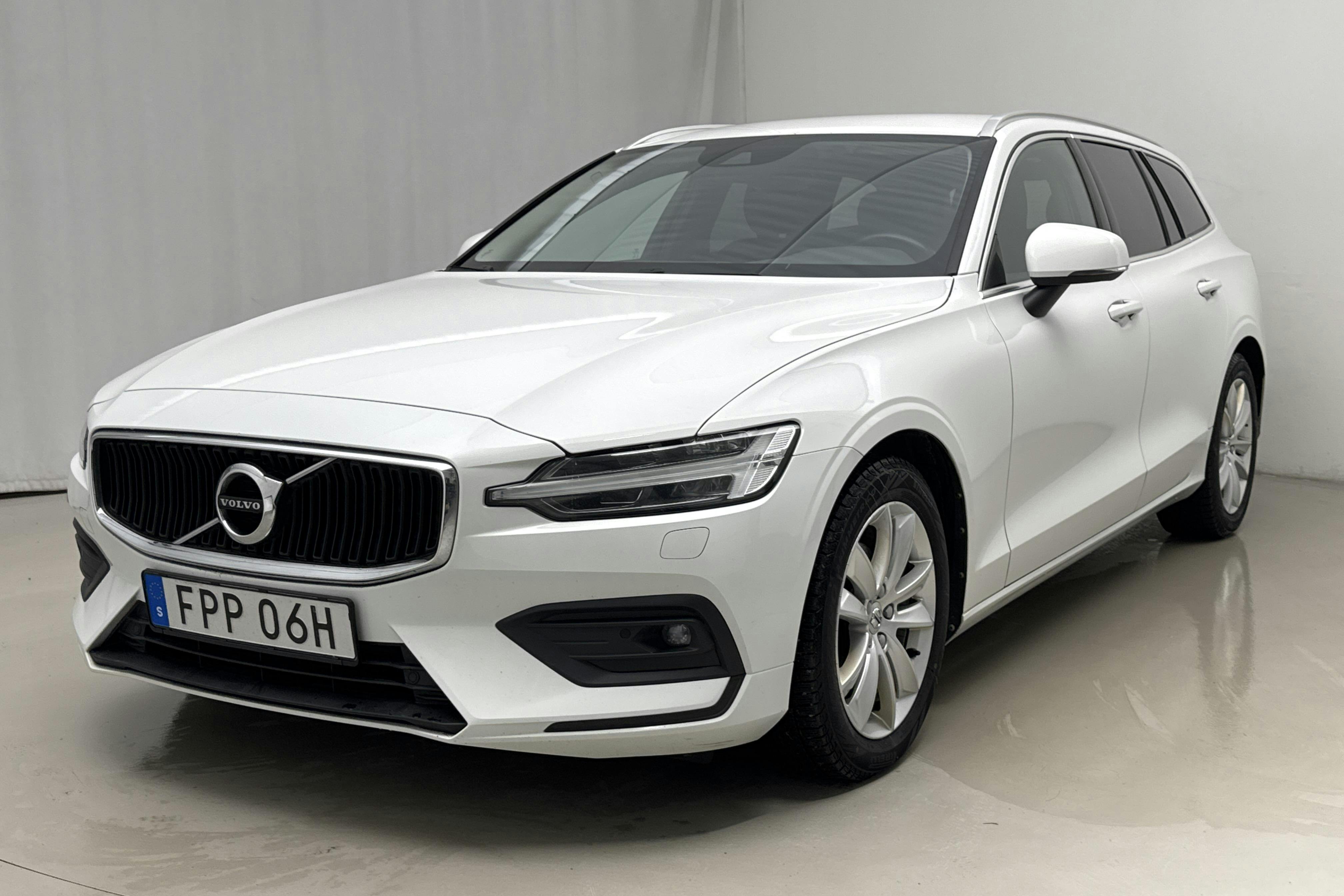 Presentationsfoto 1 av 21: Volvo V60 B4 Mildhybrid, Diesel (197hk) - 15 744 mil - Automat - vit - 2021
