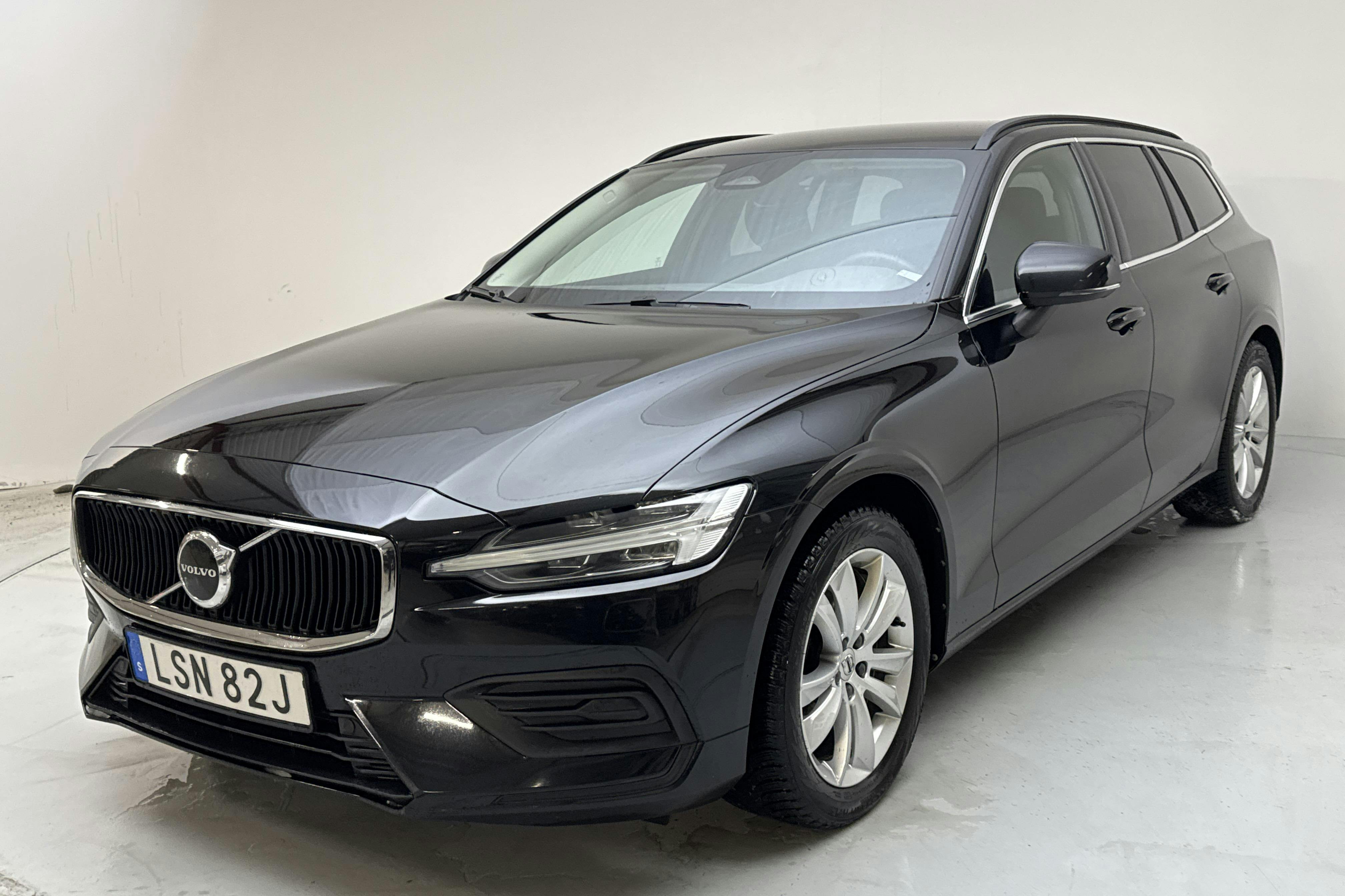 Presentation photo 1 of 16: Volvo V60 B4 Mildhybrid, Diesel (197hk) - 130 160 km - Automatic - black - 2023