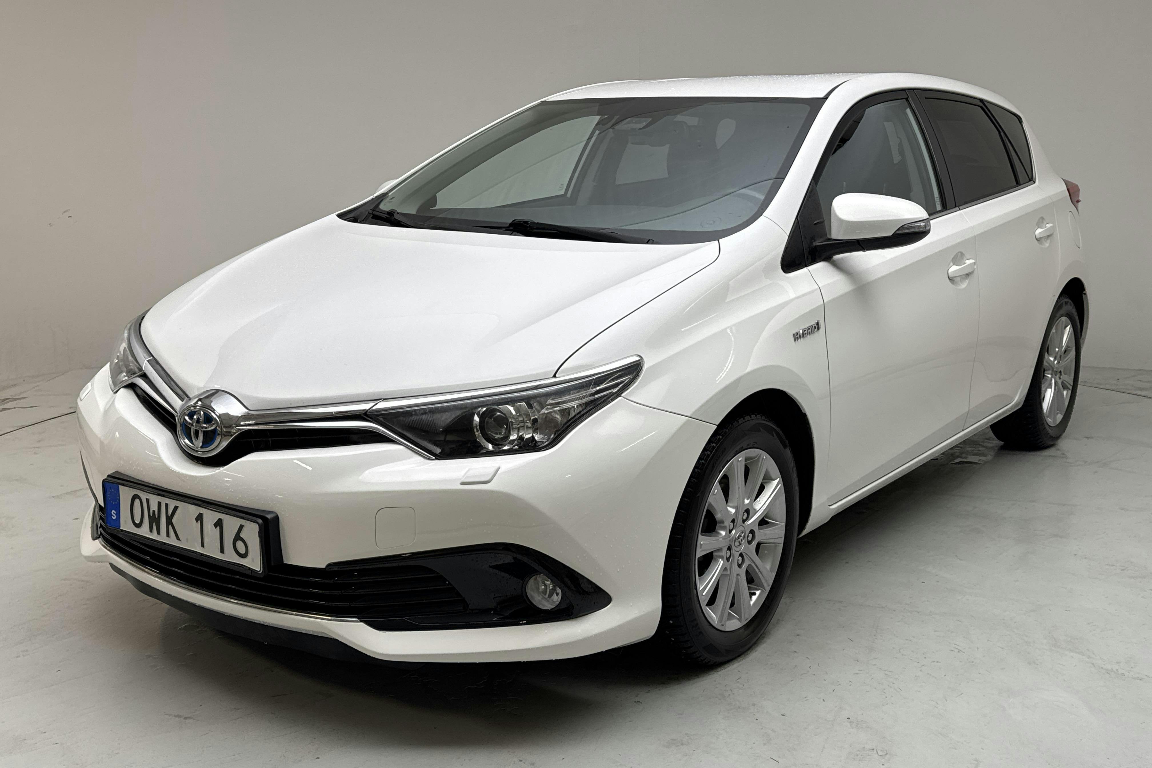 Presentation photo 1 of 13: Toyota Auris 1.8 HSD 5dr (99hk) - 73 080 km - Automatic - white - 2016