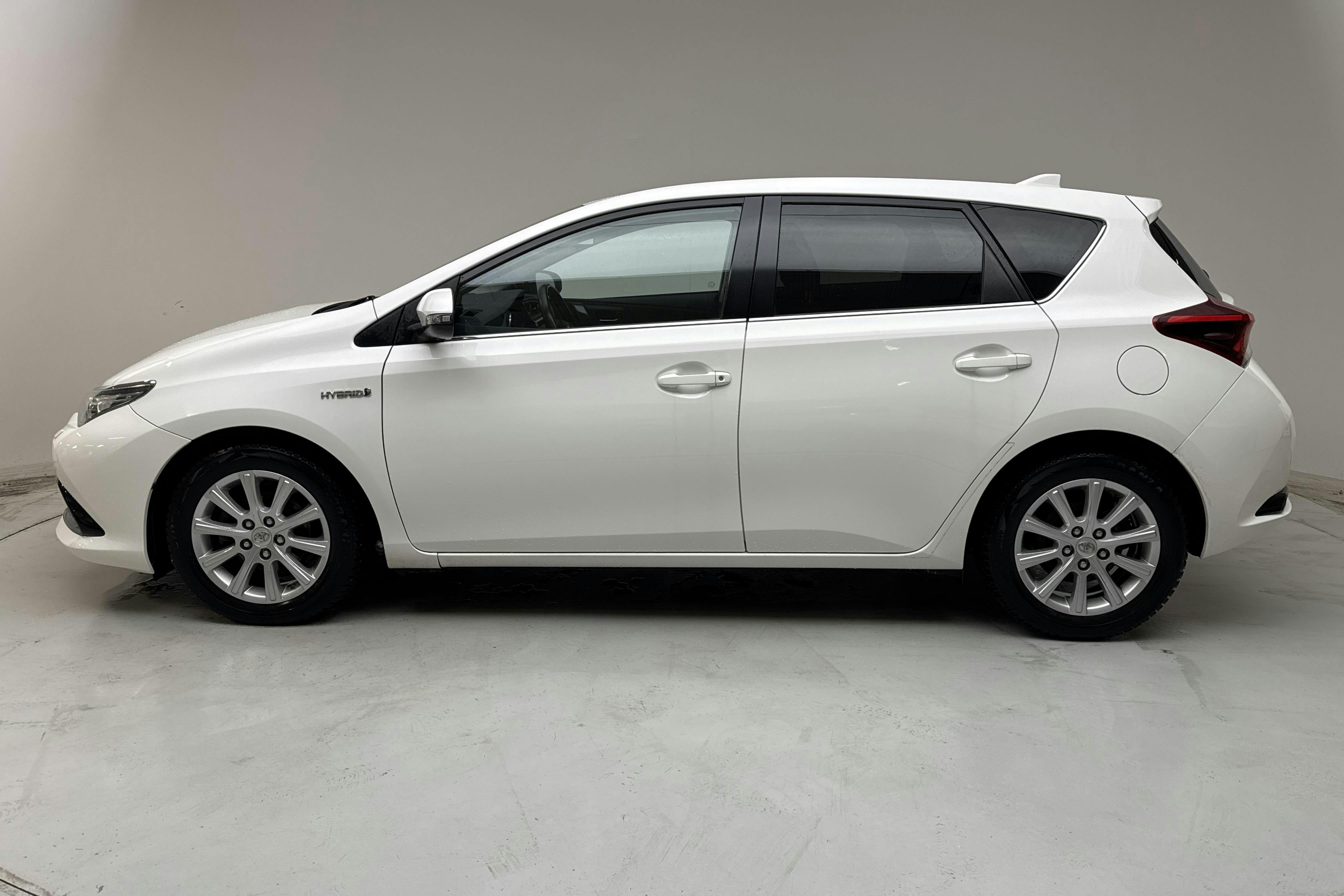 Presentation photo 2 of 13: Toyota Auris 1.8 HSD 5dr (99hk) - 73 080 km - Automatic - white - 2016