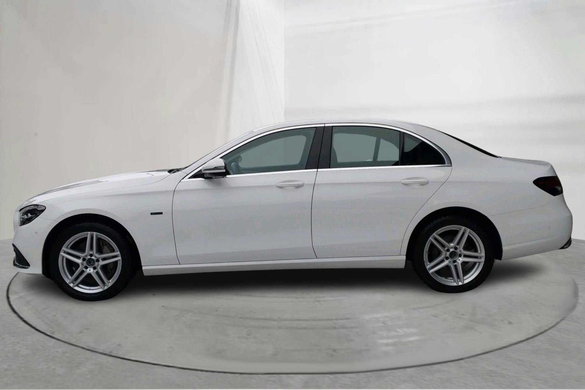 Presentationsfoto 2 av 16: Mercedes E 300 de Sedan 4MATIC W213 (306hk) - 7 343 mil - Automat - vit - 2021
