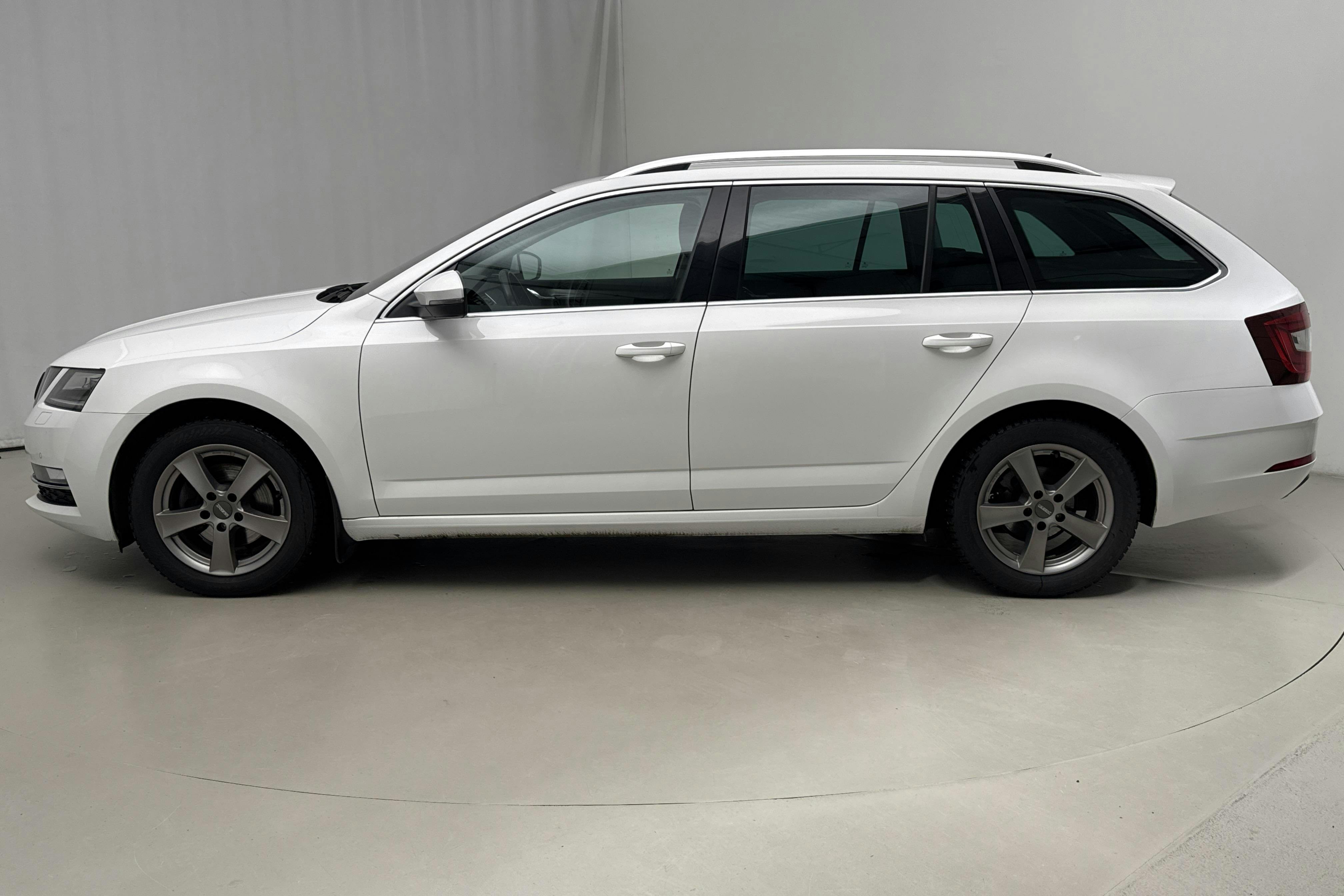 Zdjęcie prezentacyjne 2 z 16: Skoda Octavia III 1.5 TSI Combi (150hk) - 143 660 km - Automatyczna - biały - 2019