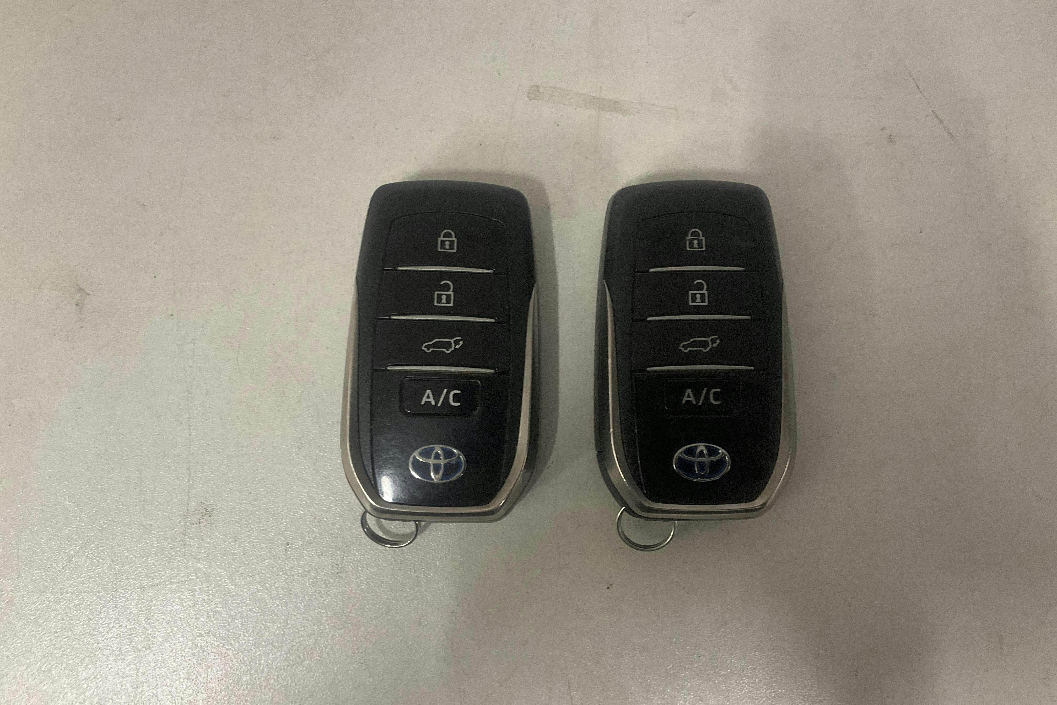 Zdjęcie prezentacyjne 17 z 17: Toyota RAV4 2.5 Plug-in Hybrid AWDi (306hk) - 69 750 km - Automatyczna - szary - 2021