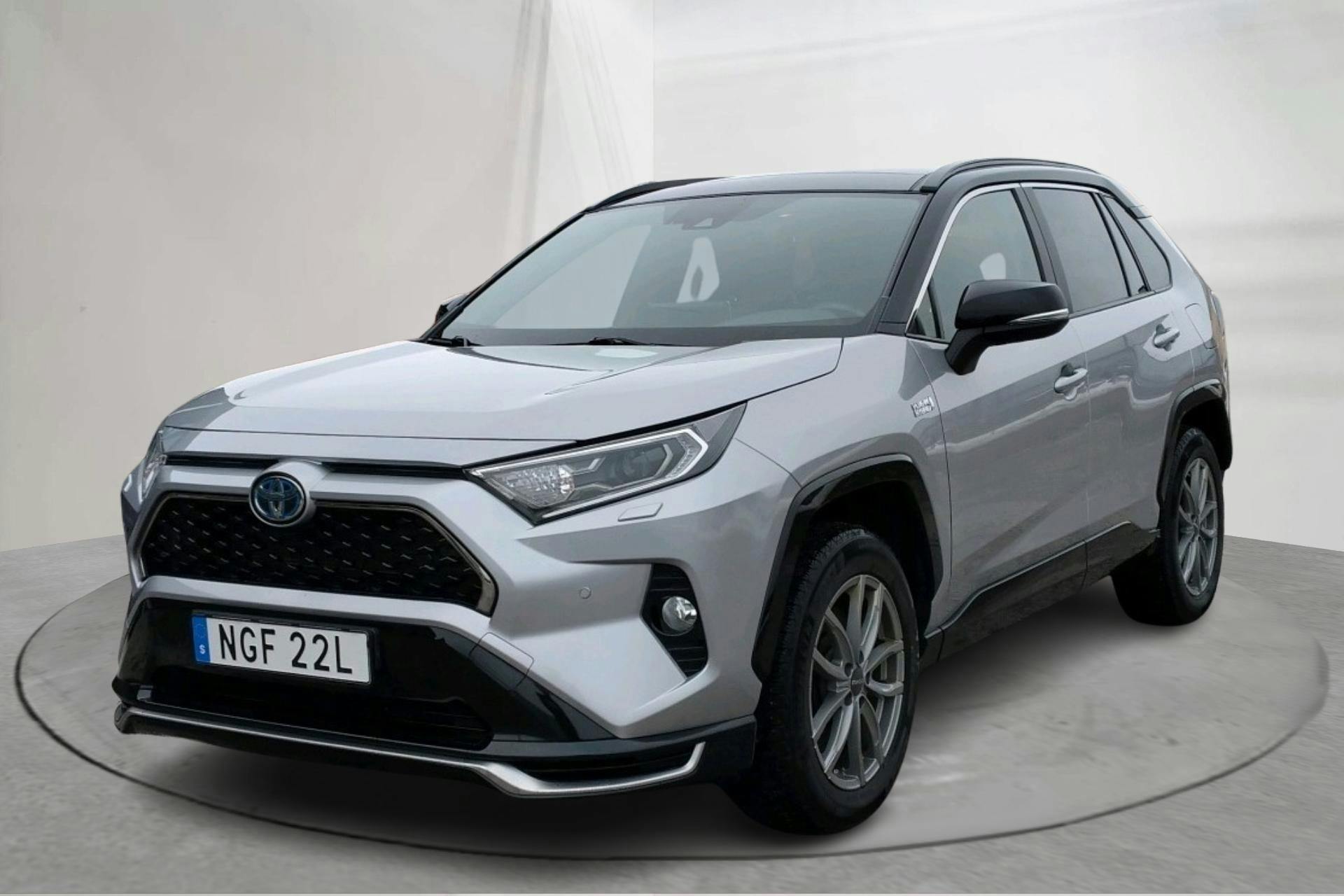 Zdjęcie prezentacyjne 1 z 17: Toyota RAV4 2.5 Plug-in Hybrid AWDi (306hk) - 69 750 km - Automatyczna - szary - 2021