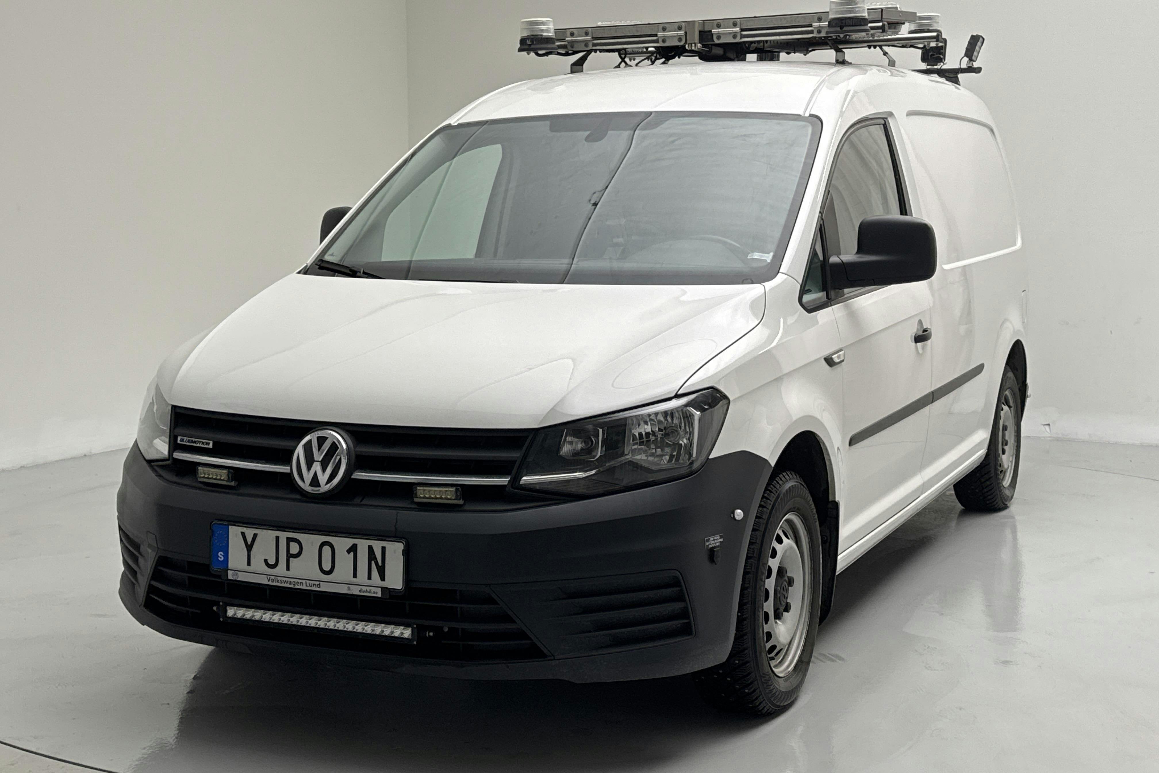 Presentationsfoto 1 av 17: VW Caddy 1.4 TGI Maxi Skåp (110hk) - 8 068 mil - Automat - vit - 2019