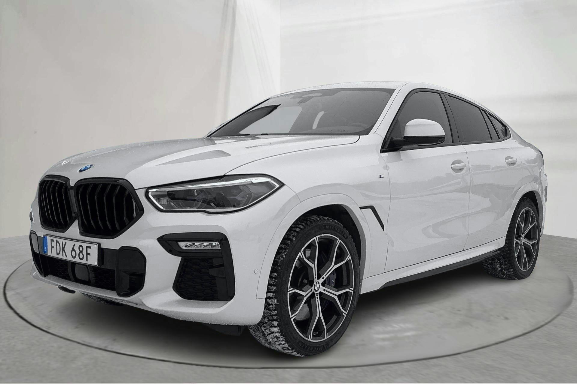 Presentationsfoto 1 av 19: BMW X6 xDrive 40i, G06 (340hk) - 17 893 mil - Automat - vit - 2020