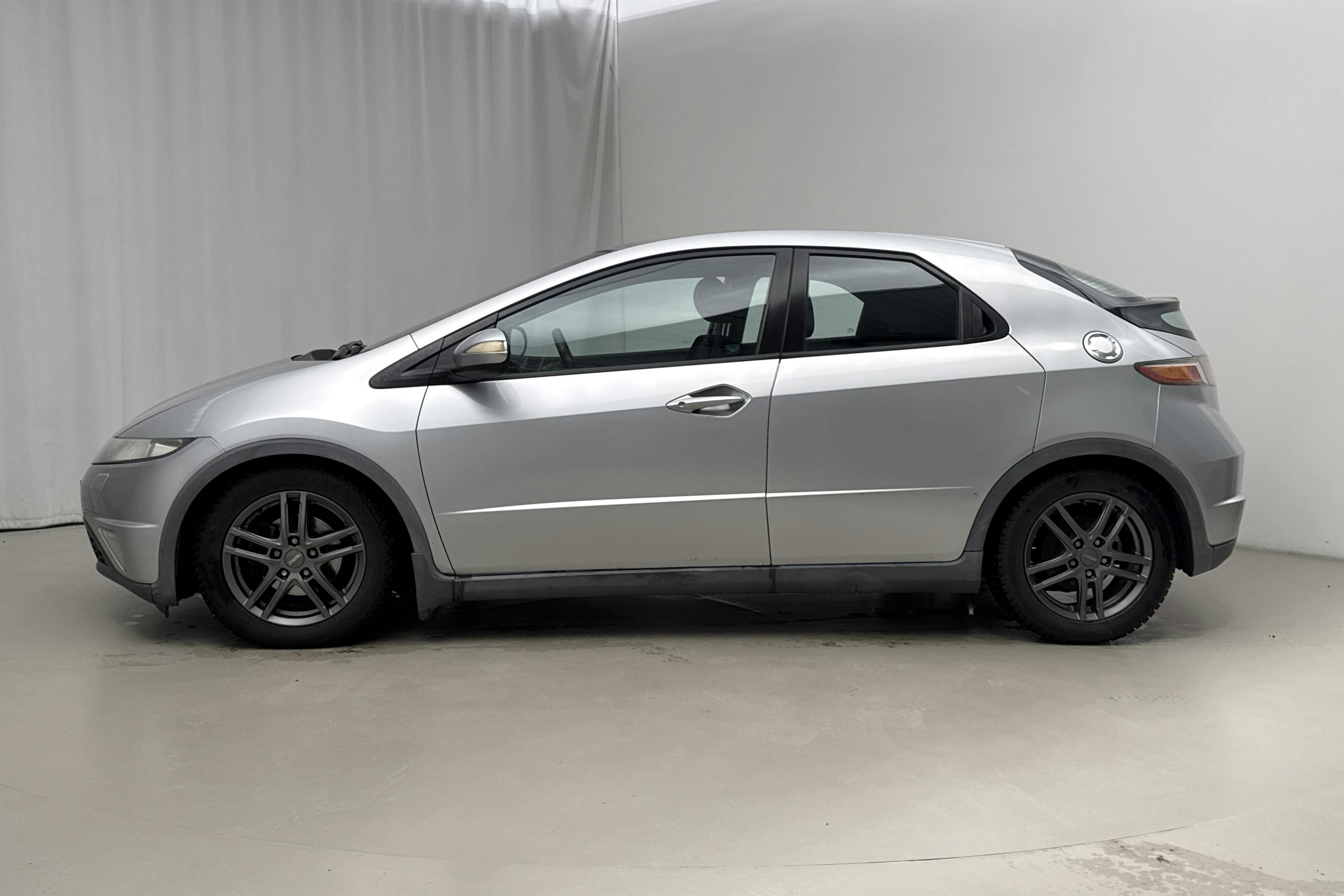 Presentationsfoto 2 av 12: Honda Civic 1.8 5dr (140hk) - 19 675 mil - Automat - silver - 2007
