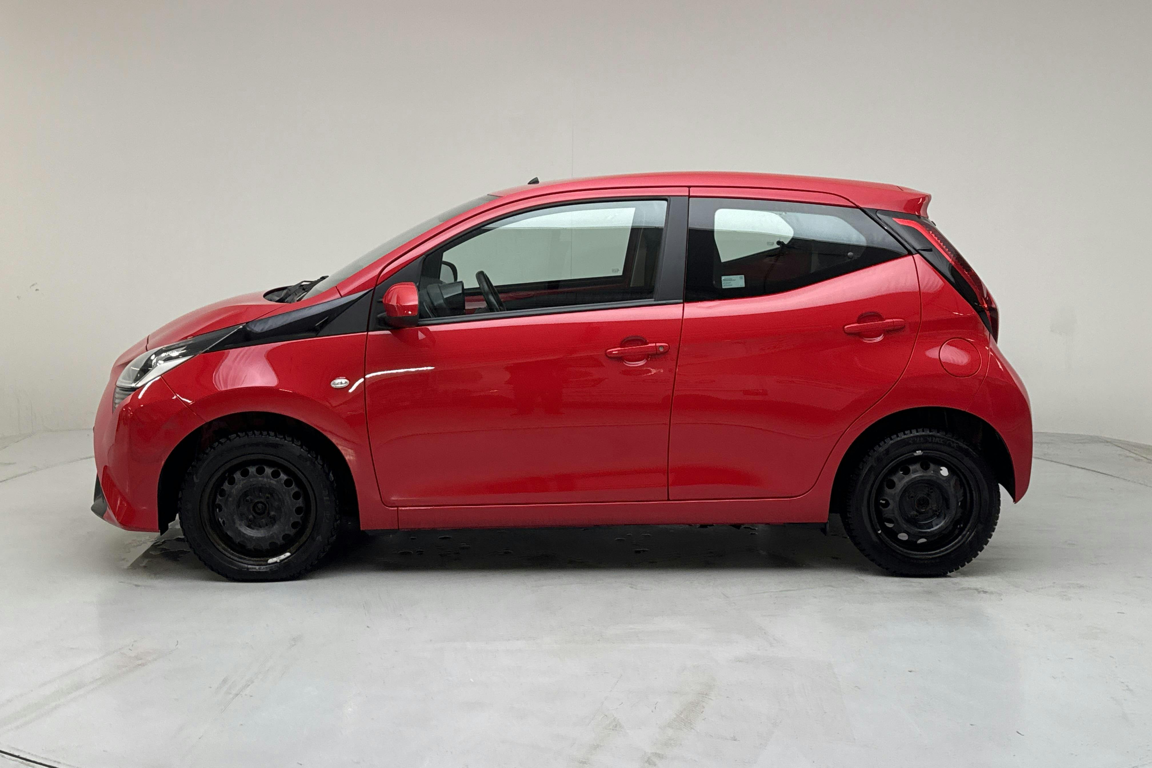 Presentation photo 2 of 14: Toyota Aygo 1.0 5dr (72hk) - 58 100 km - Manual - red - 2018