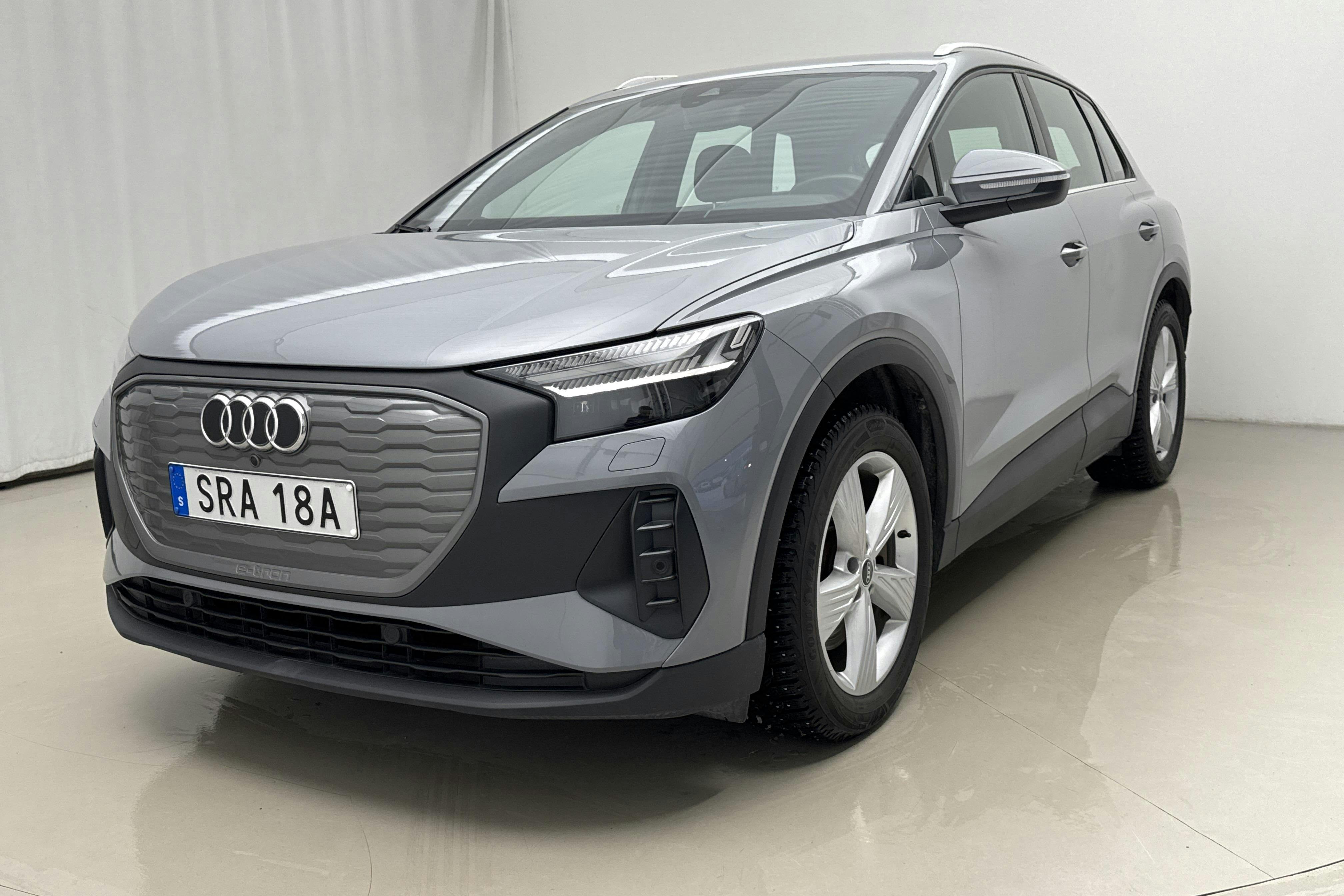 Præsentationsfoto 1 af 17: Audi Q4 40 e-tron 77kWh (204hk) - 64 630 kilometer - Salgsautomat - grå - 2023