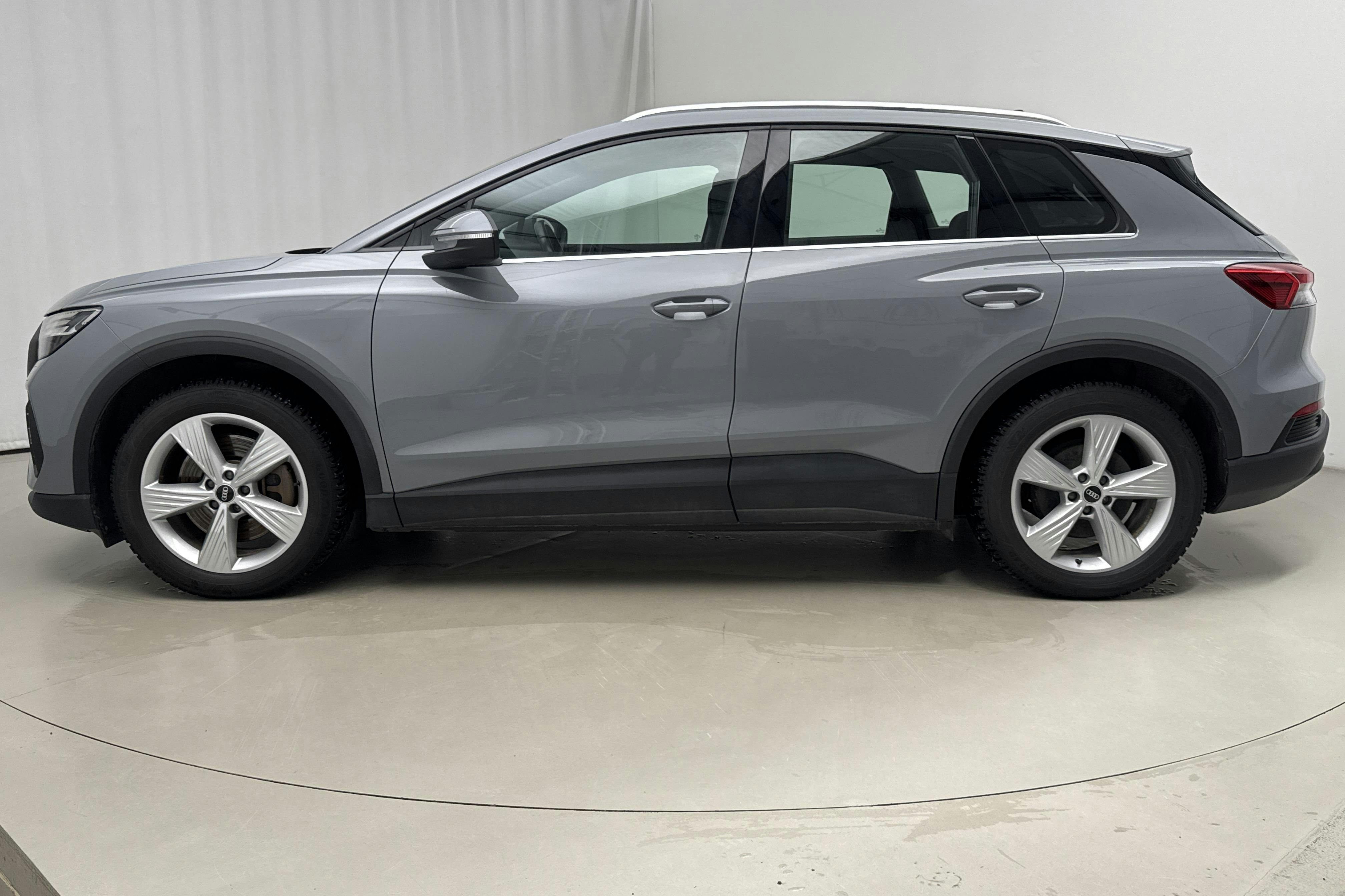 Præsentationsfoto 2 af 17: Audi Q4 40 e-tron 77kWh (204hk) - 64 630 kilometer - Salgsautomat - grå - 2023
