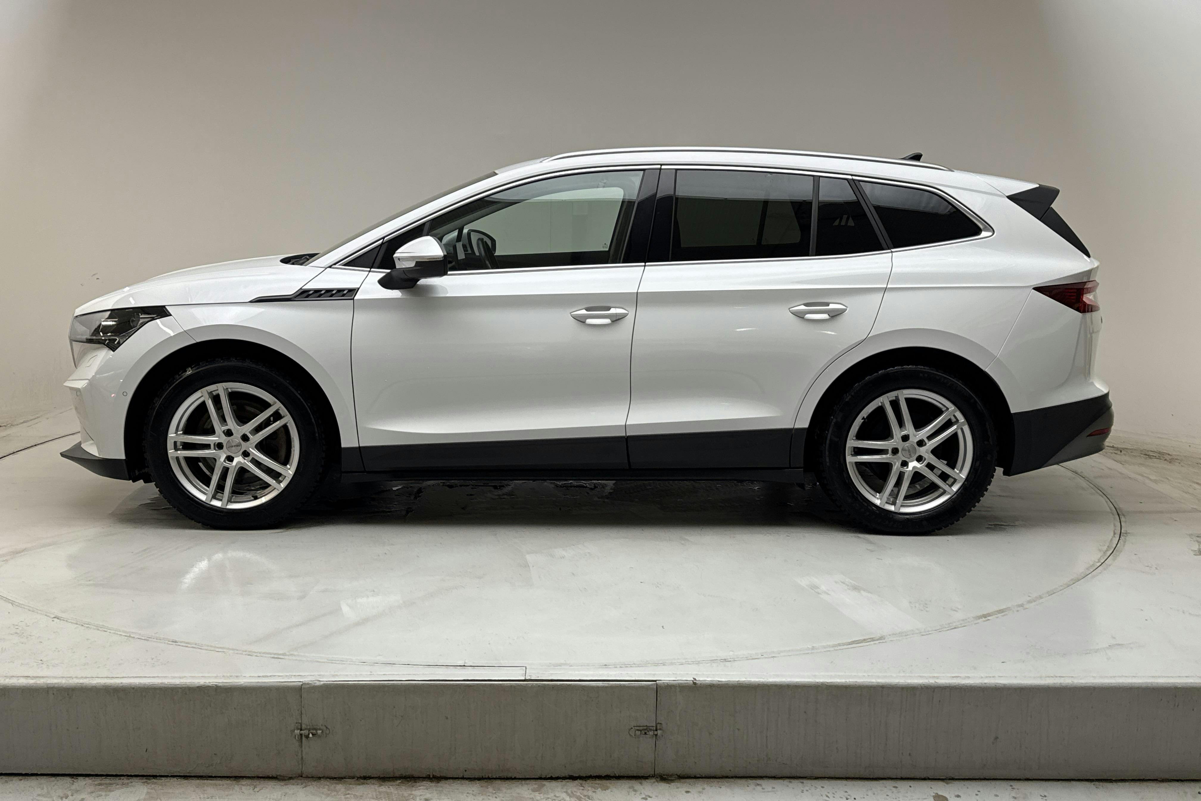 Præsentationsfoto 2 af 19: Skoda Enyaq iV 80x (265hk) - 137 950 kilometer - Salgsautomat - Hvid - 2023