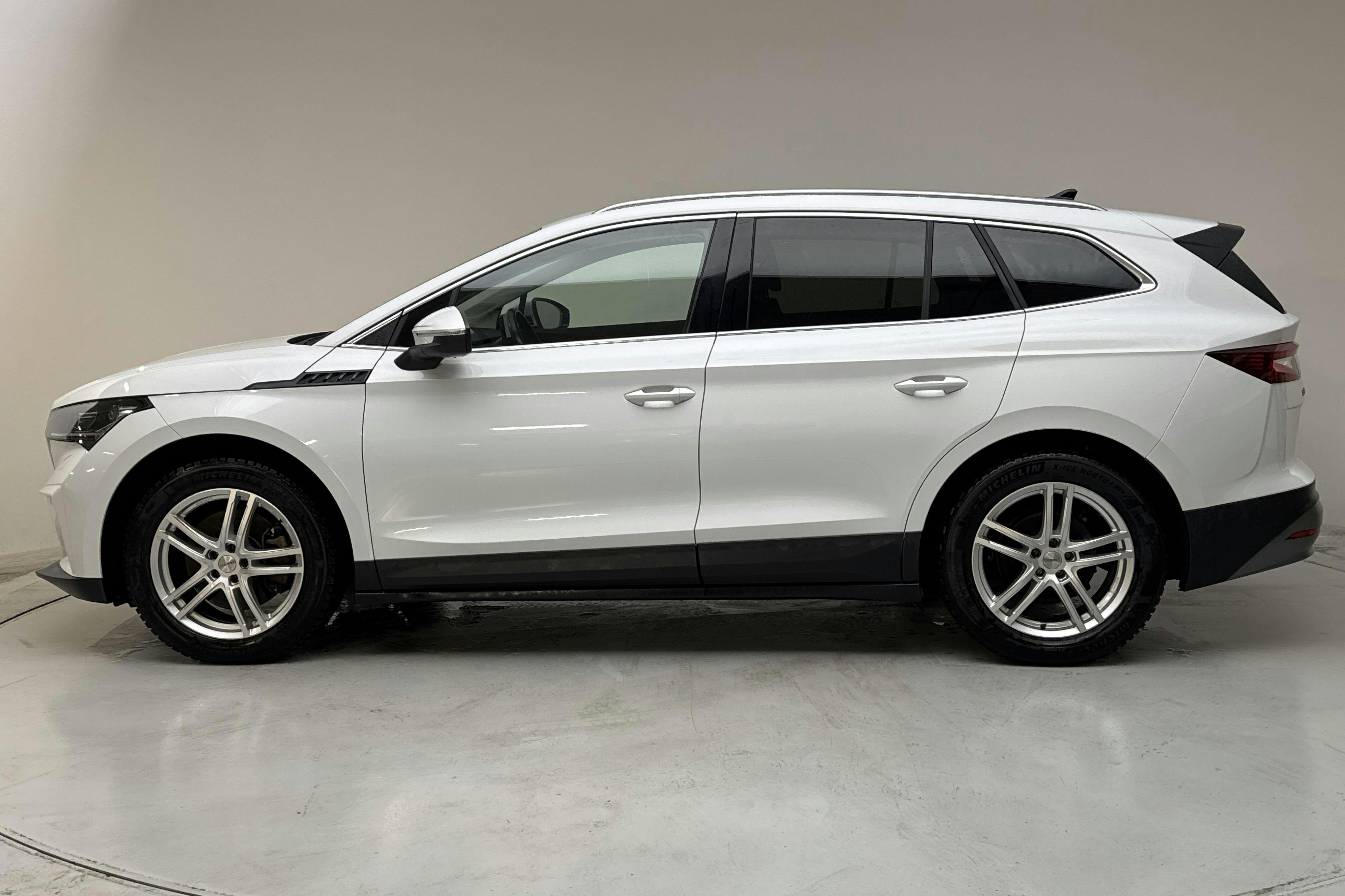 Præsentationsfoto 2 af 18: Skoda Enyaq iV 80 (204hk) - 135 720 kilometer - Salgsautomat - Hvid - 2023
