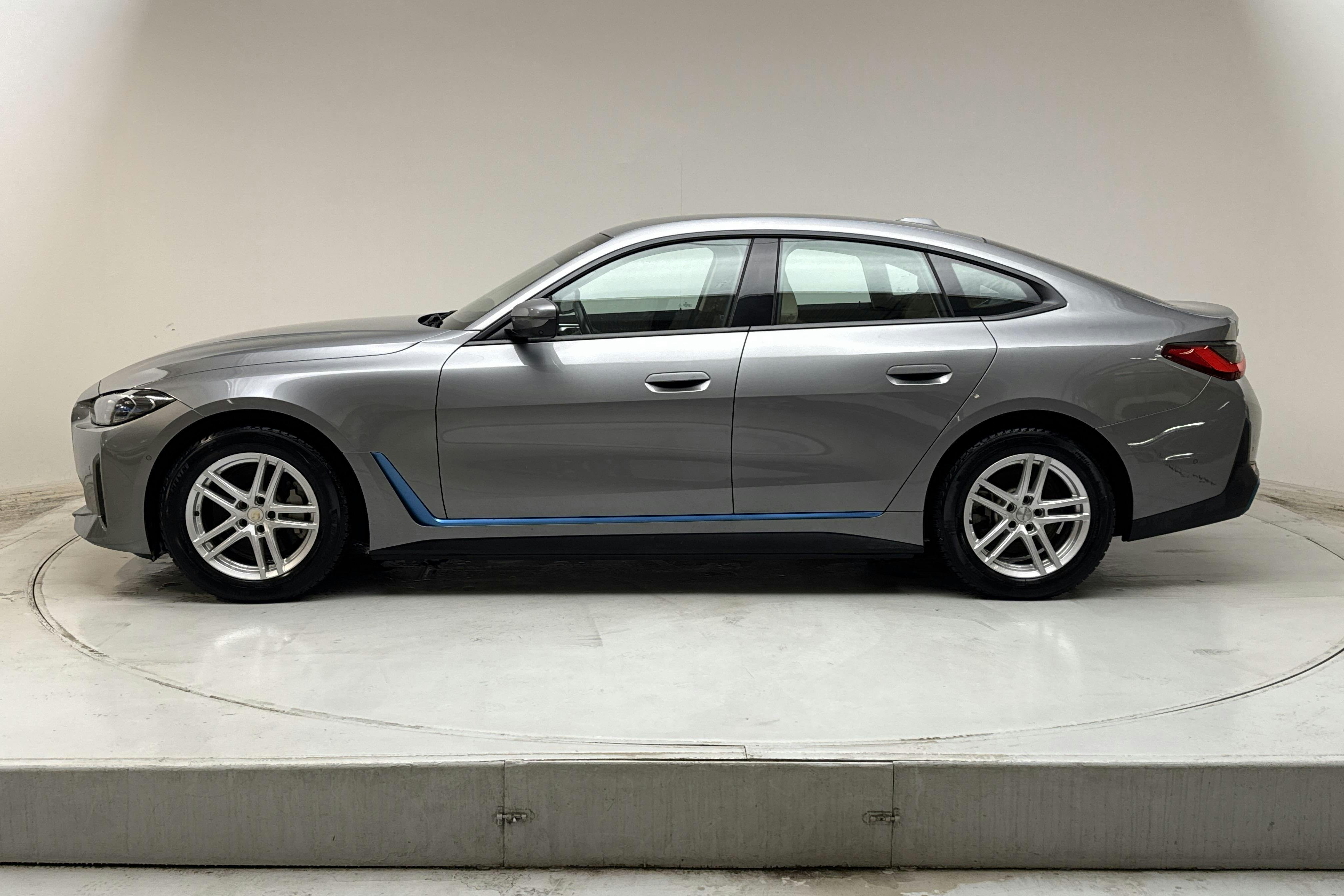 Presentationsfoto 2 av 16: BMW i4 eDrive40, G26 (340hk) - 9 876 mil - Automat - grå - 2022