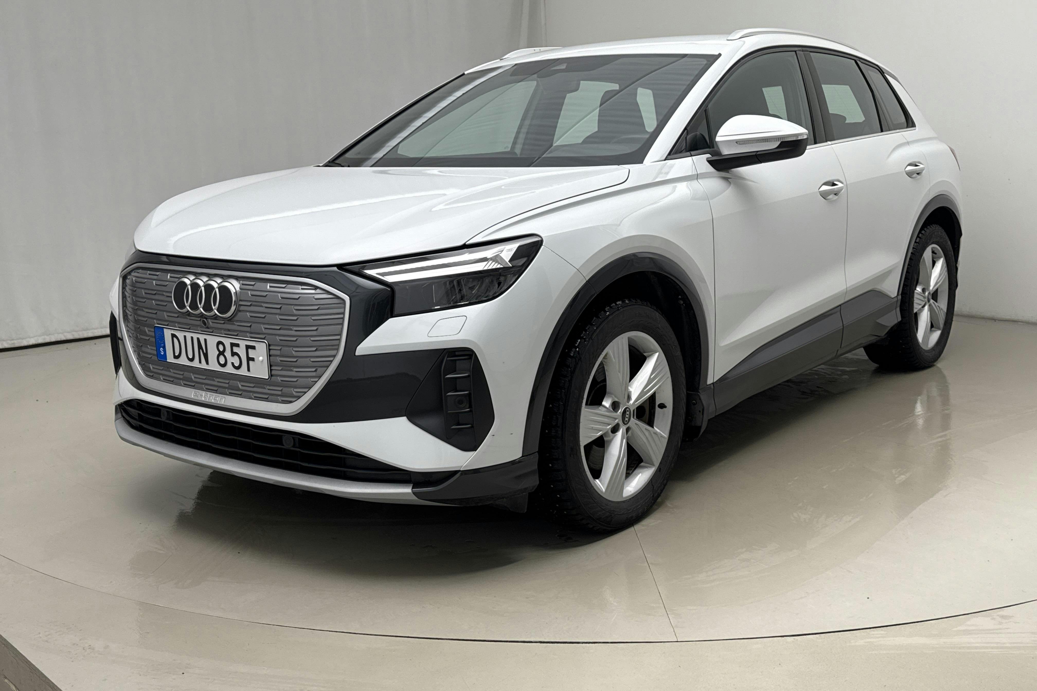 Præsentationsfoto 1 af 18: Audi Q4 40 e-tron 77kWh (204hk) - 90 540 kilometer - Salgsautomat - Hvid - 2022