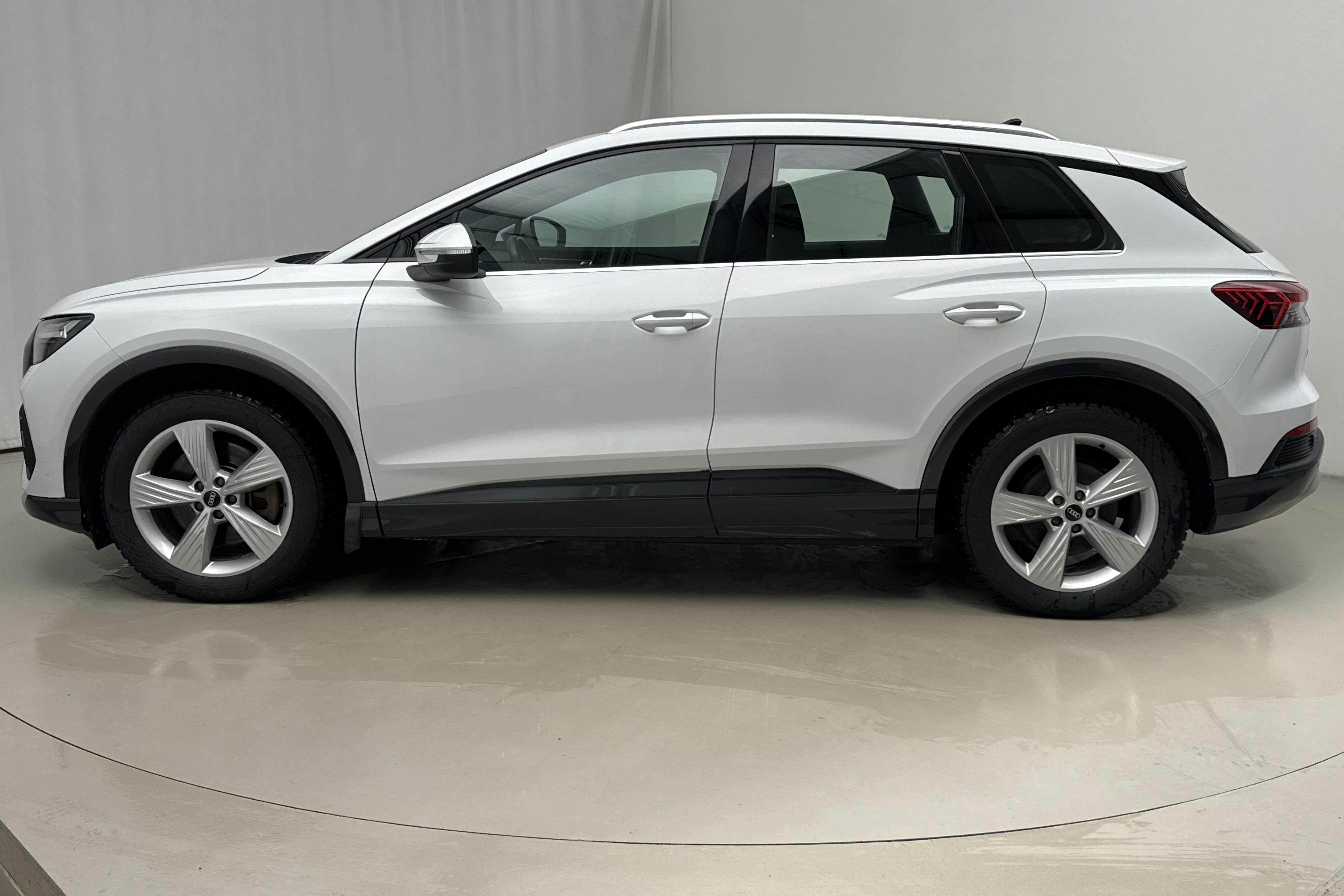 Præsentationsfoto 2 af 18: Audi Q4 40 e-tron 77kWh (204hk) - 90 540 kilometer - Salgsautomat - Hvid - 2022