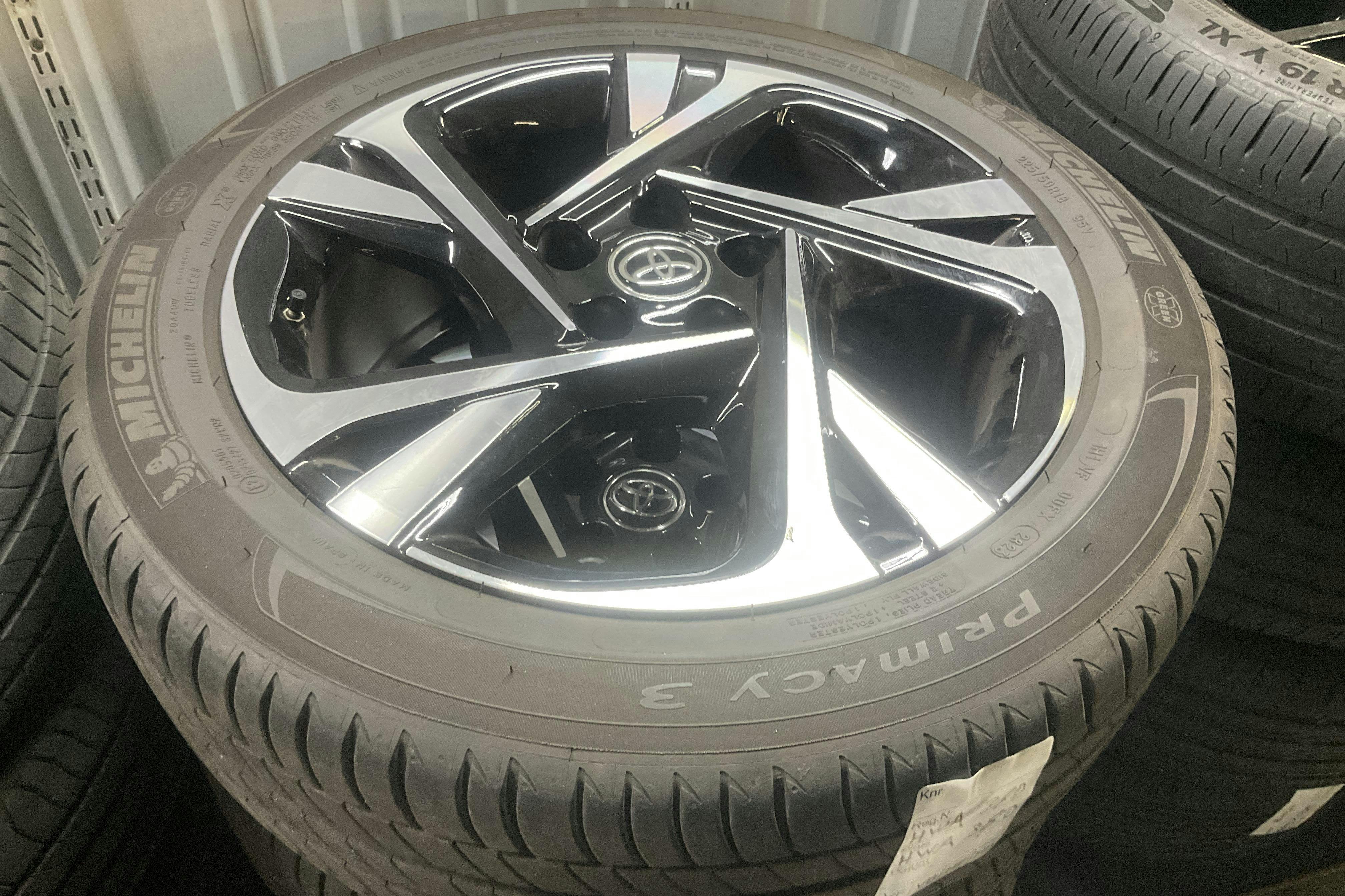 Esittelykuva 14 osoitteesta 14: Toyota C-HR 1.8 HSD (122hk) - 9 880 km - Automaattinen - punainen - 2023