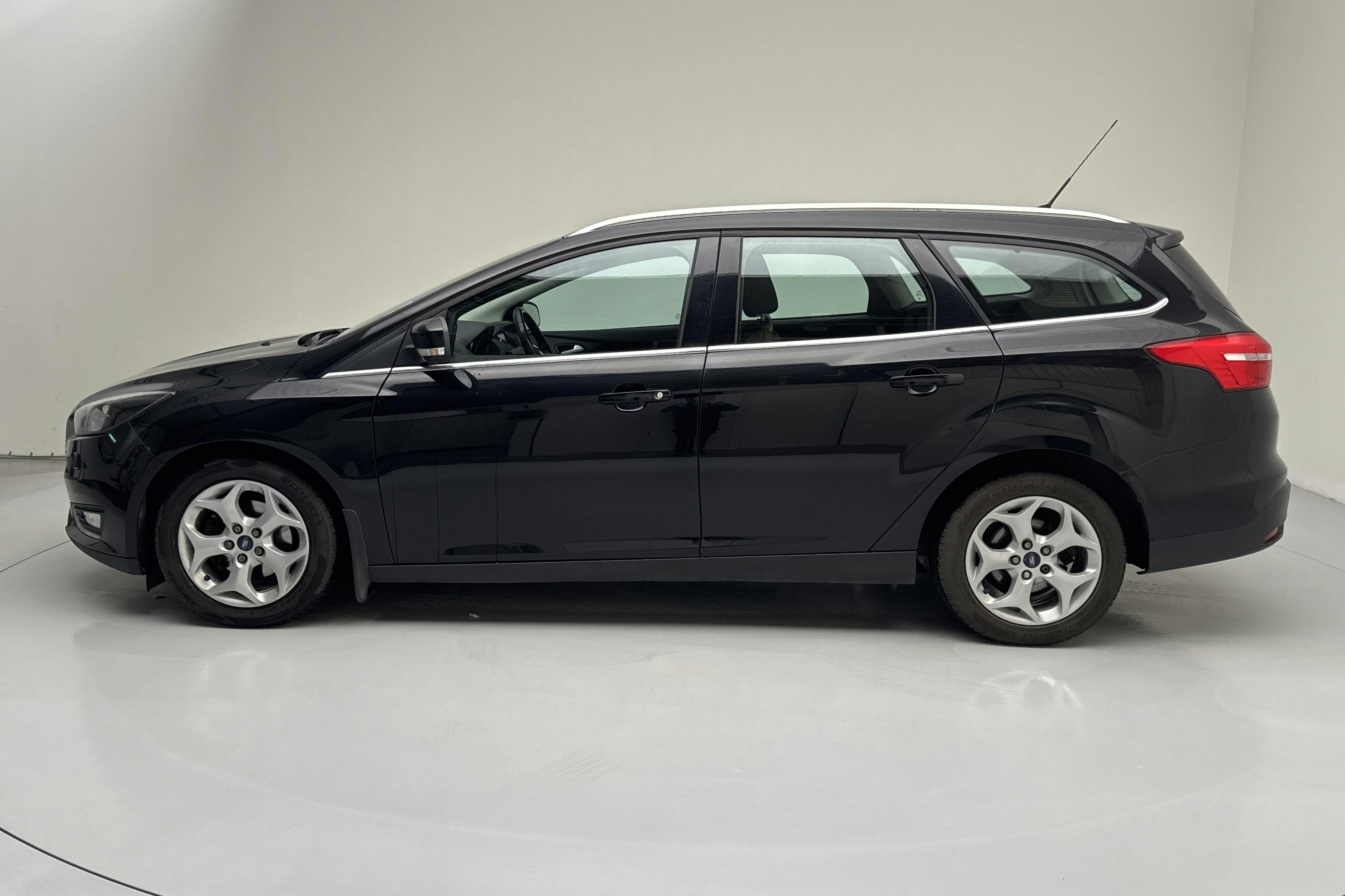 Præsentationsfoto 2 af 12: Ford Focus 1.0 EcoBoost Kombi (125hk) - 184 430 kilometer - Salgsautomat - Sort - 2016