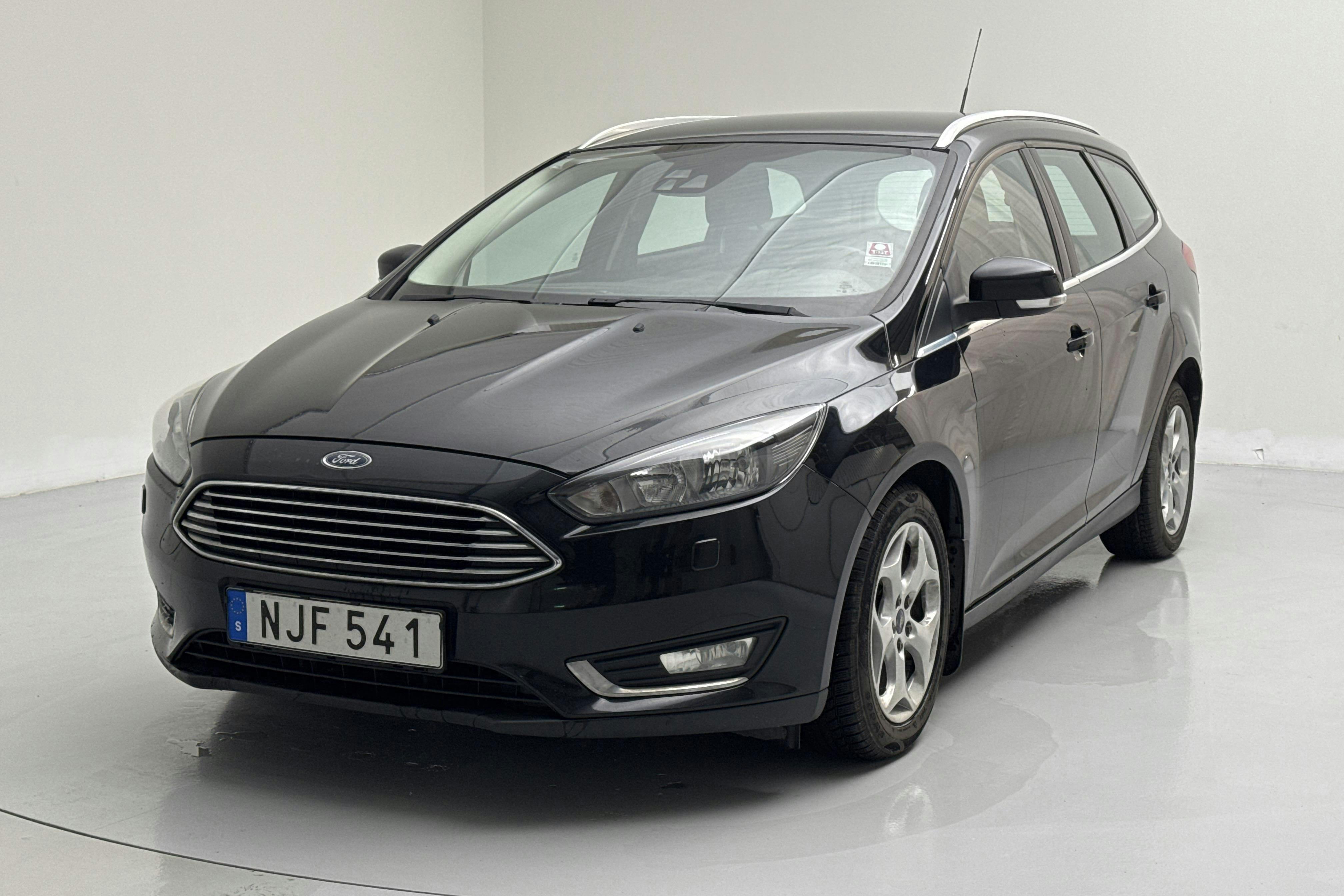 Præsentationsfoto 1 af 12: Ford Focus 1.0 EcoBoost Kombi (125hk) - 184 430 kilometer - Salgsautomat - Sort - 2016