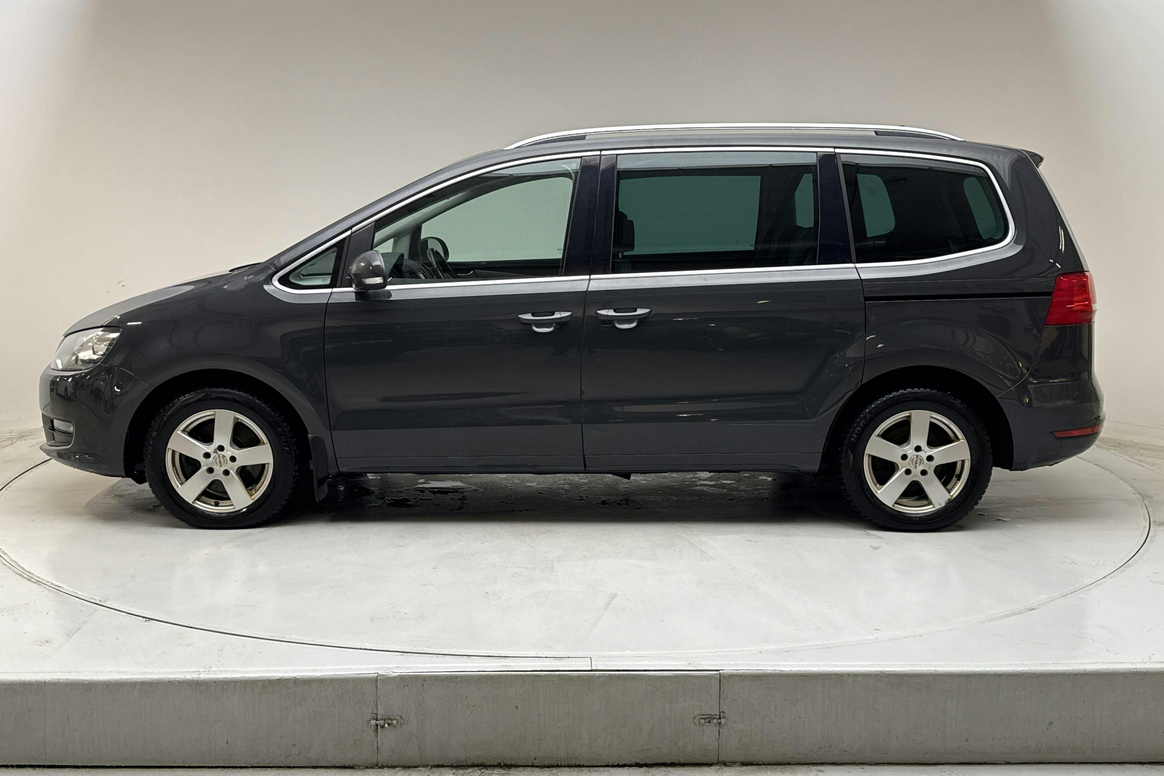 Presentation photo 2 of 20: VW Sharan 2.0 TDI BlueMotion Technology 4motion (140hk) - 189 240 km - Manual - Light Grey - 2013