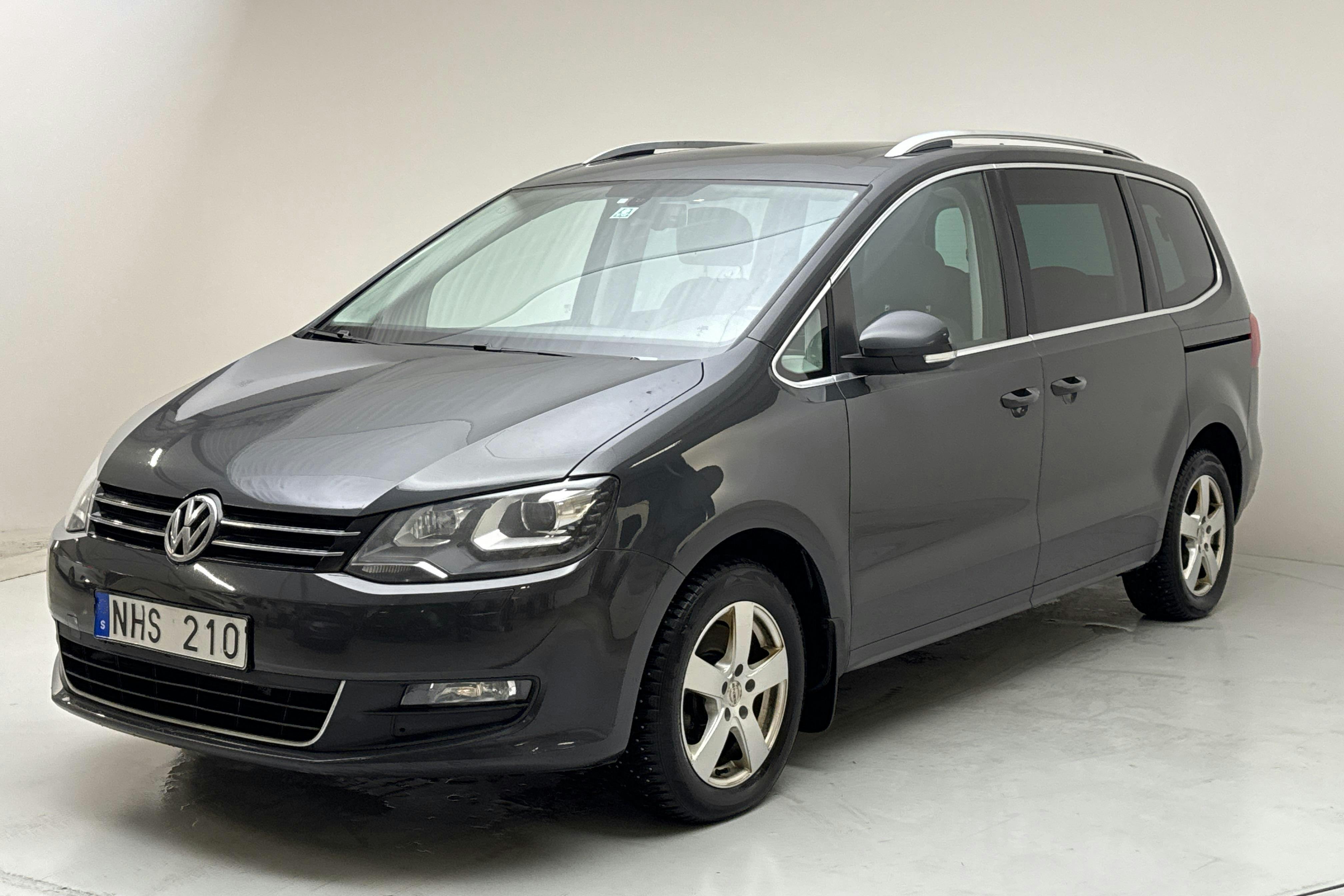Presentation photo 1 of 20: VW Sharan 2.0 TDI BlueMotion Technology 4motion (140hk) - 189 240 km - Manual - Light Grey - 2013
